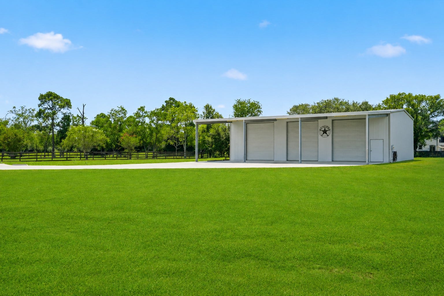 835 Hall Road, Alvin, TX 77511 Large detached shop with expansive lawn