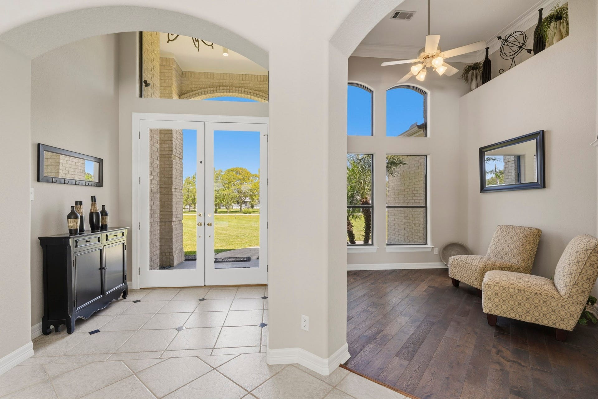 835 Hall Road, Alvin, TX 77511 Spacious foyer featuring high ceilings and custom architectural details