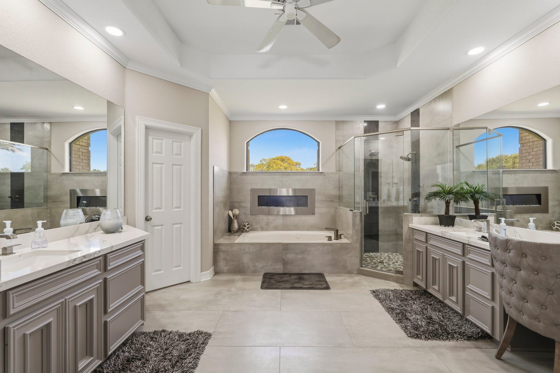 835 Hall Road, Alvin, TX 77511 Luxurious primary bathroom with dual vanities and soaking tub