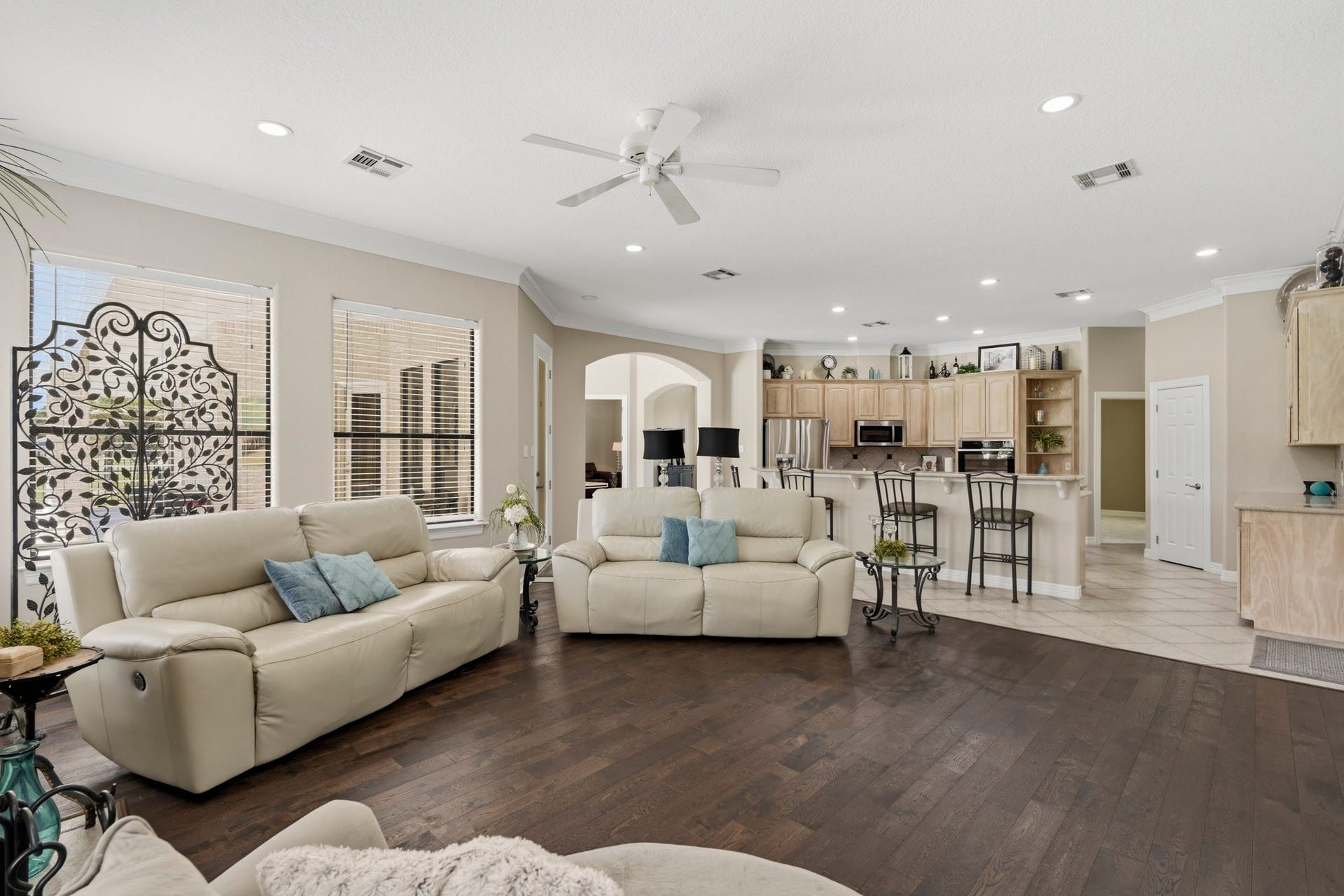 835 Hall Road, Alvin, TX 77511 Additional view of the home's open and inviting interior