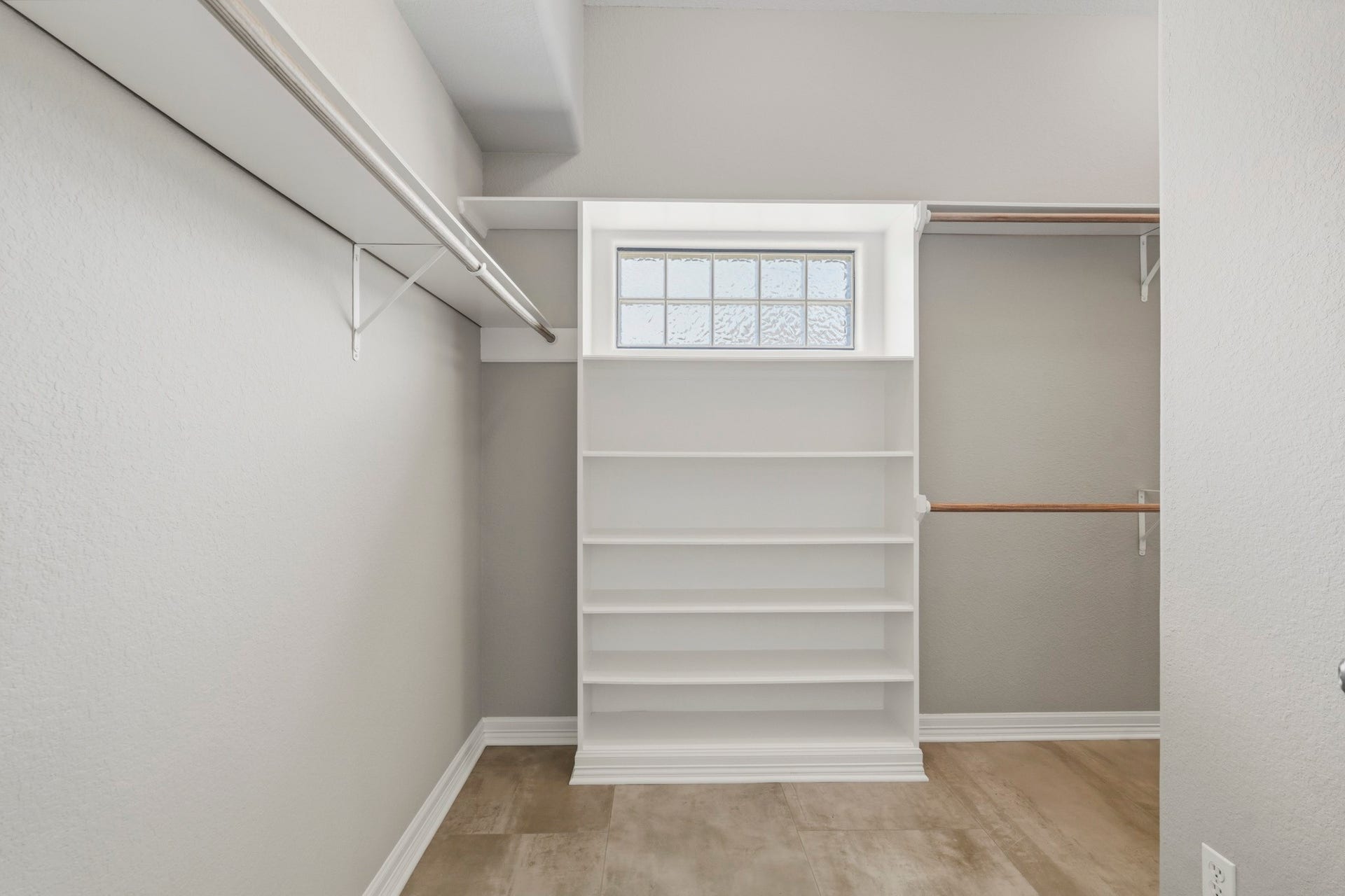 835 Hall Road, Alvin, TX 77511 Custom closet system provides exceptional organization