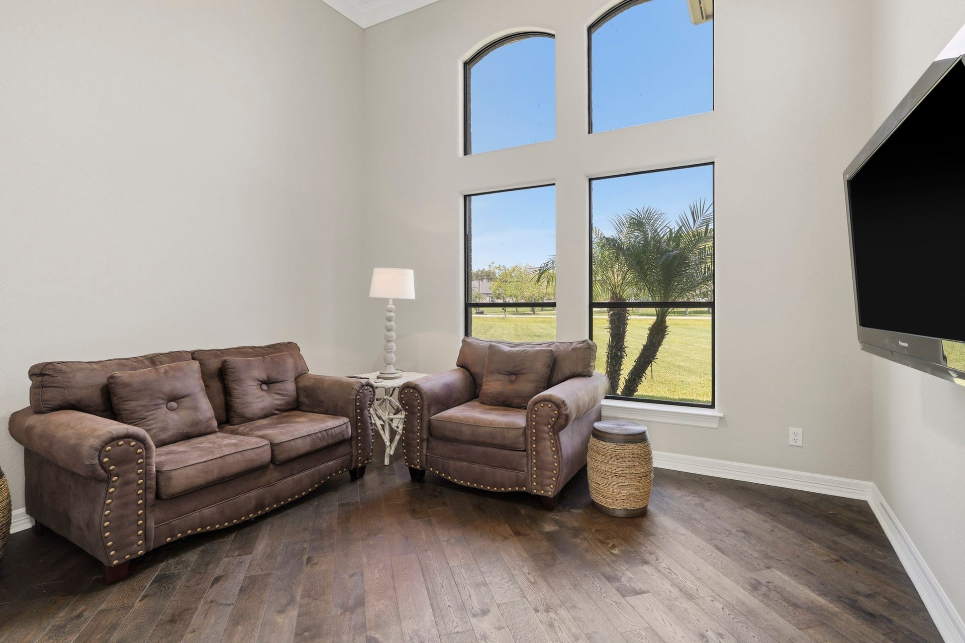835 Hall Road, Alvin, TX 77511 Comfortable secondary living area with tall windows