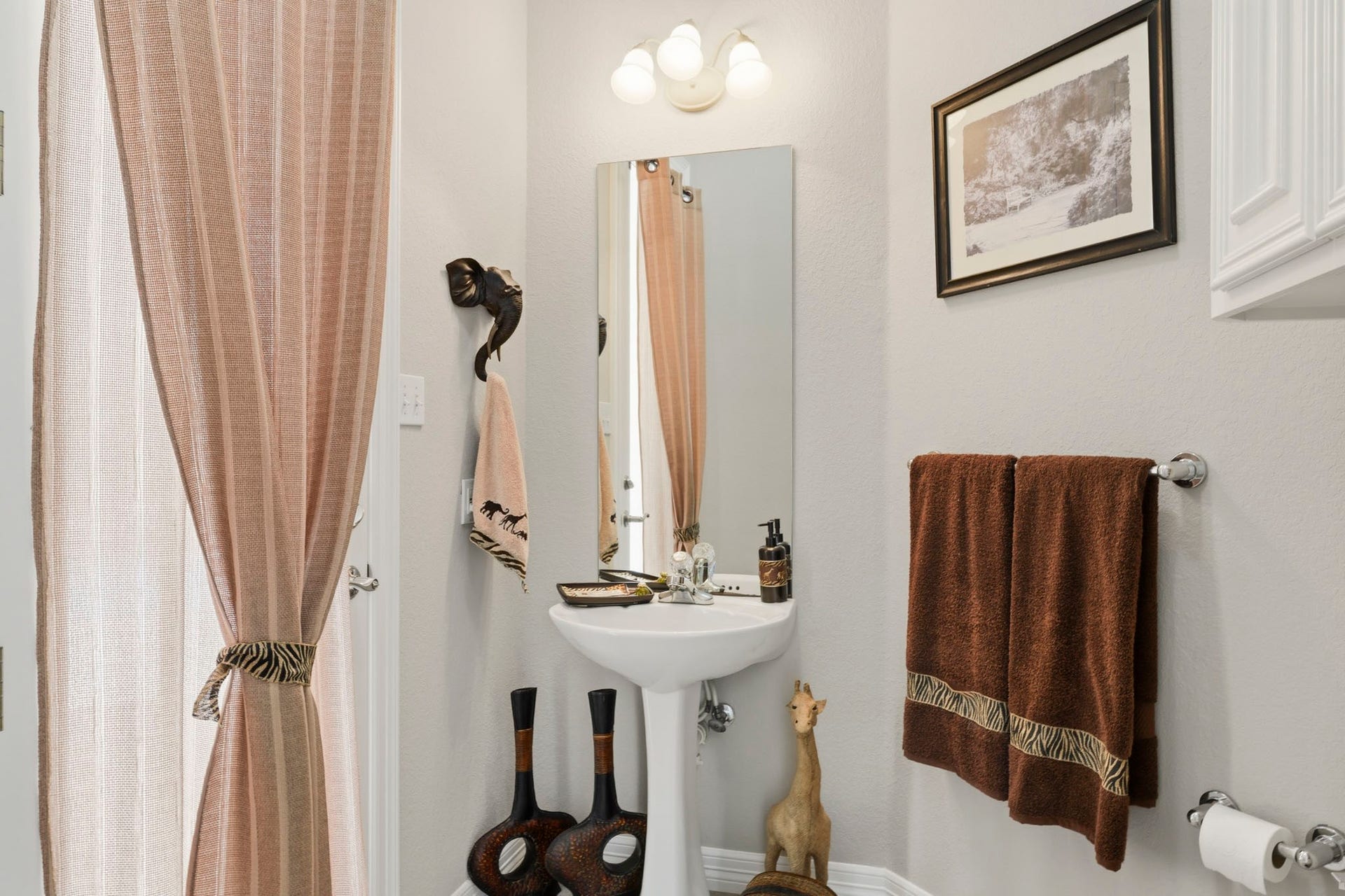 835 Hall Road, Alvin, TX 77511 Conveniently located guest powder bath