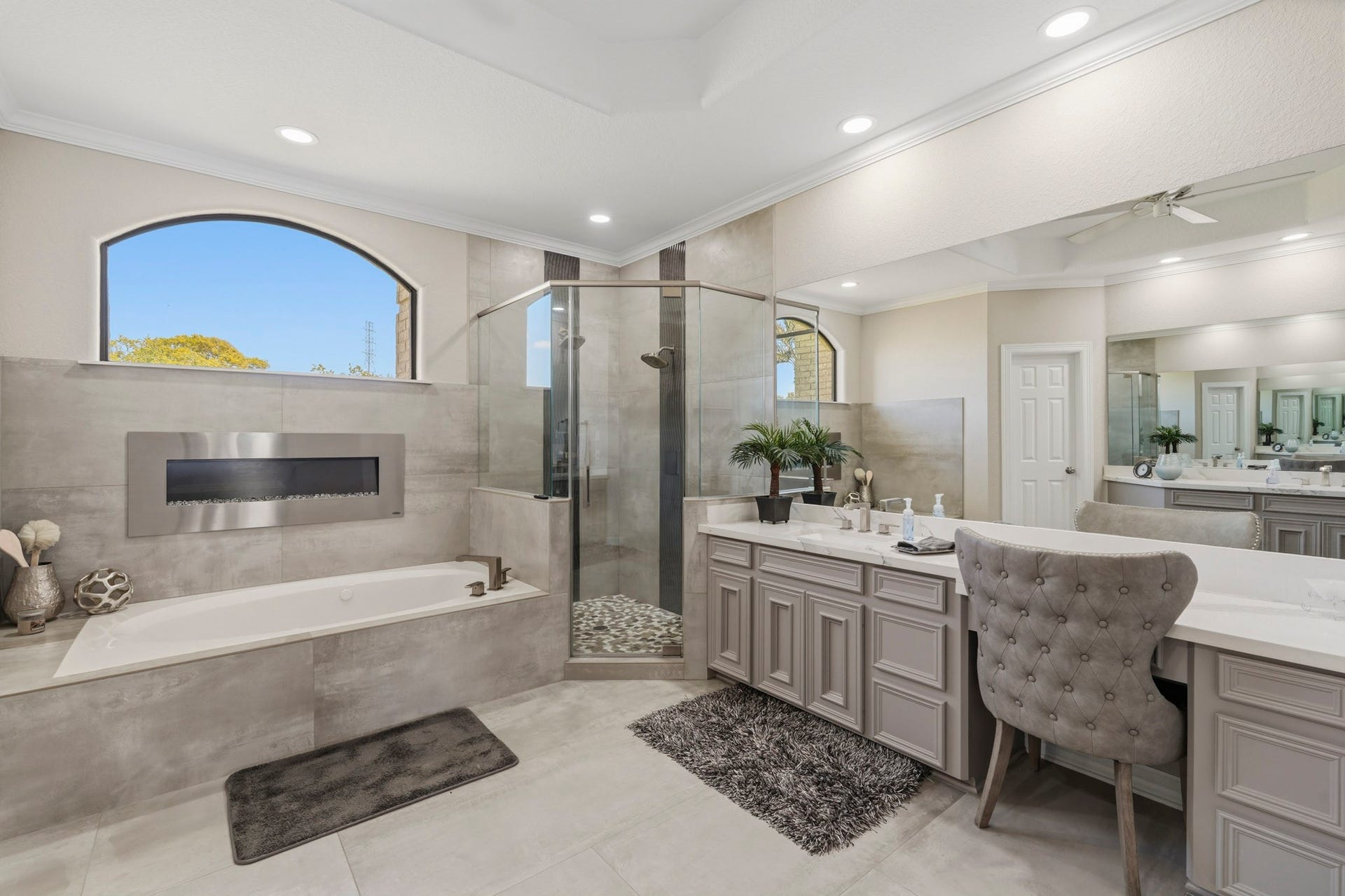 835 Hall Road, Alvin, TX 77511 Oversized primary bath with extensive vanity and storage space
