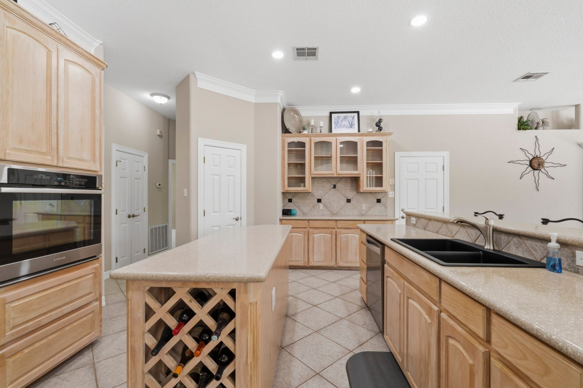 835 Hall Road, Alvin, TX 77511 Generous kitchen workspace with extensive cabinetry