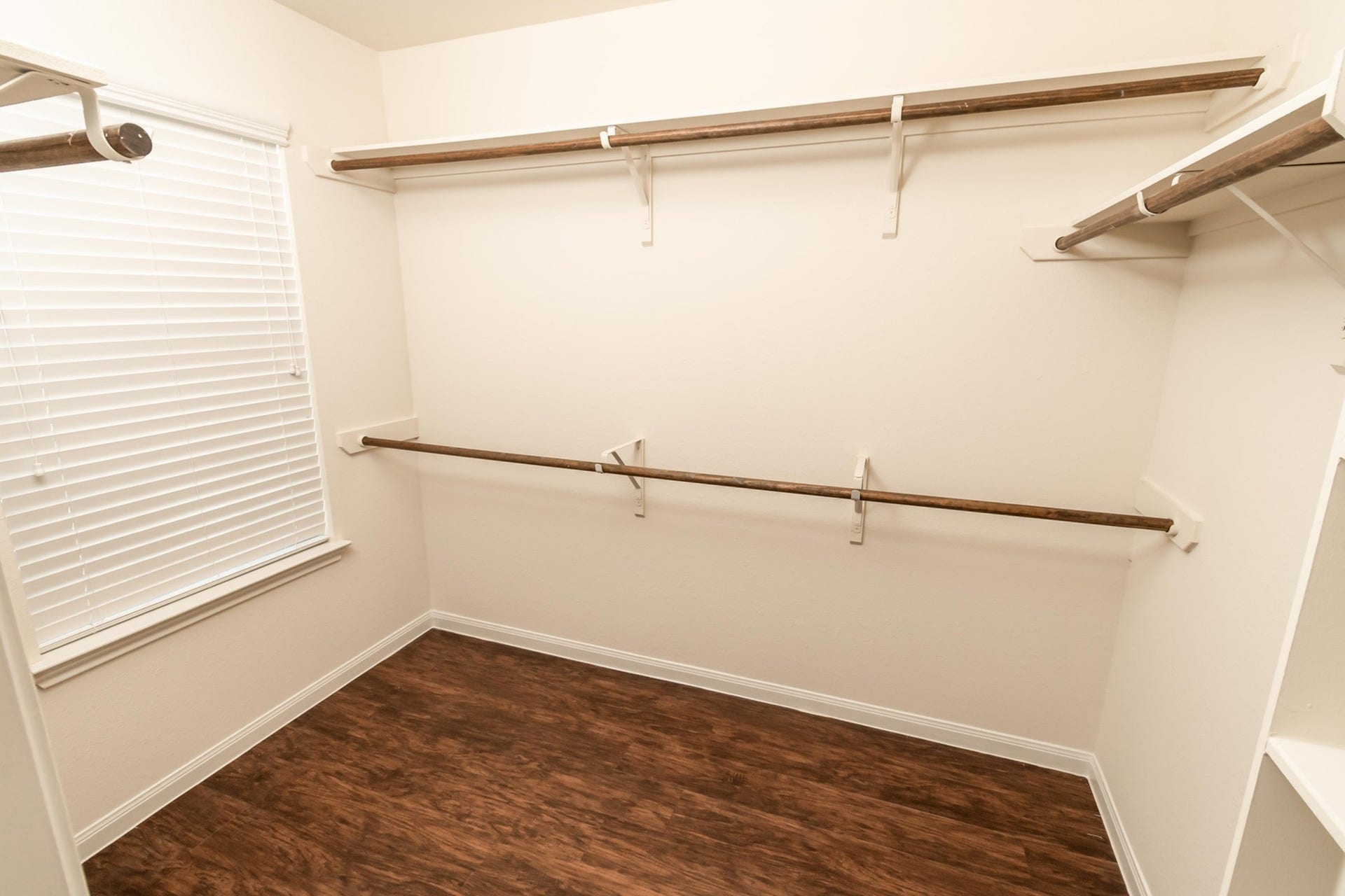 54 Santa Barbara Drive, Manvel, TX 77578 Photos may be representative of the floor plan and not the exact home. Finishes, layout, and features of the actual property for lease may vary.
