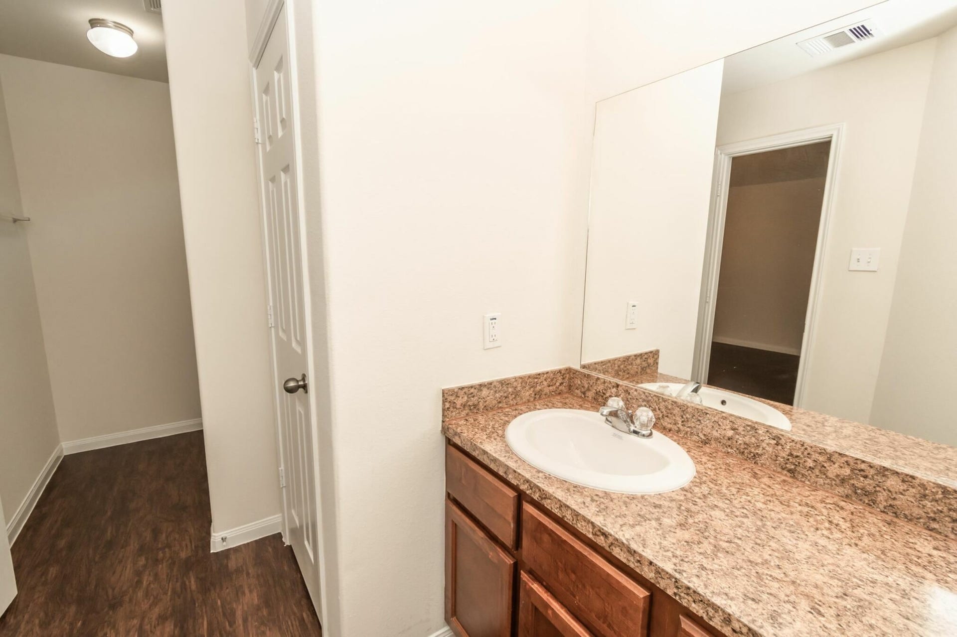 54 Santa Barbara Drive, Manvel, TX 77578 Photos may be representative of the floor plan and not the exact home. Finishes, layout, and features of the actual property for lease may vary.