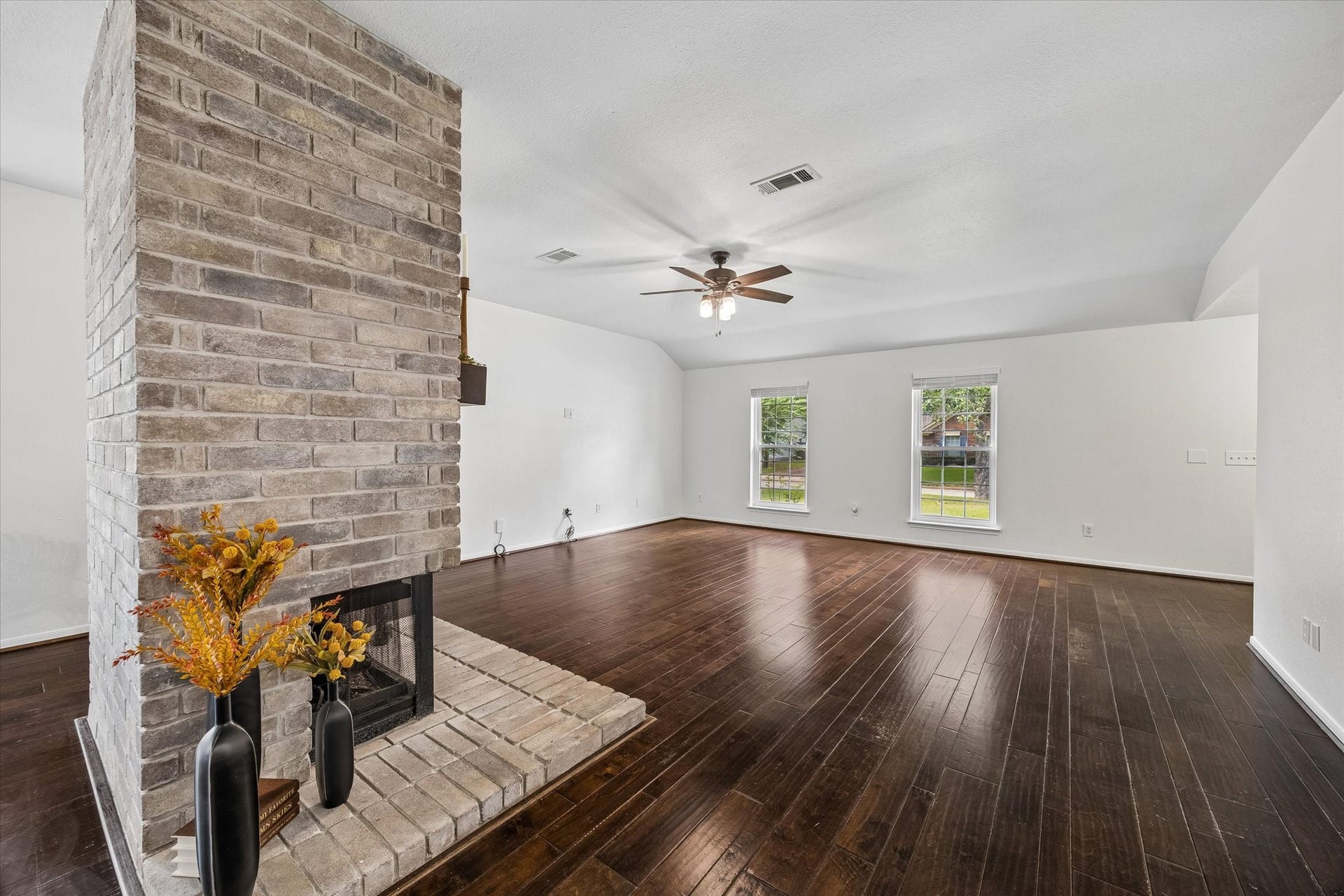 6 Cottage Grove Place, The Woodlands, TX 77381 6 Cottage Grove Place, The Woodlands, TX 77381
