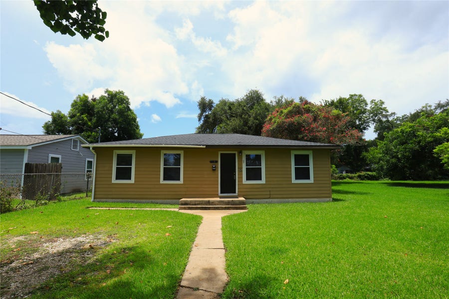 Property photo for 520 Mckee Street, Clute, TX