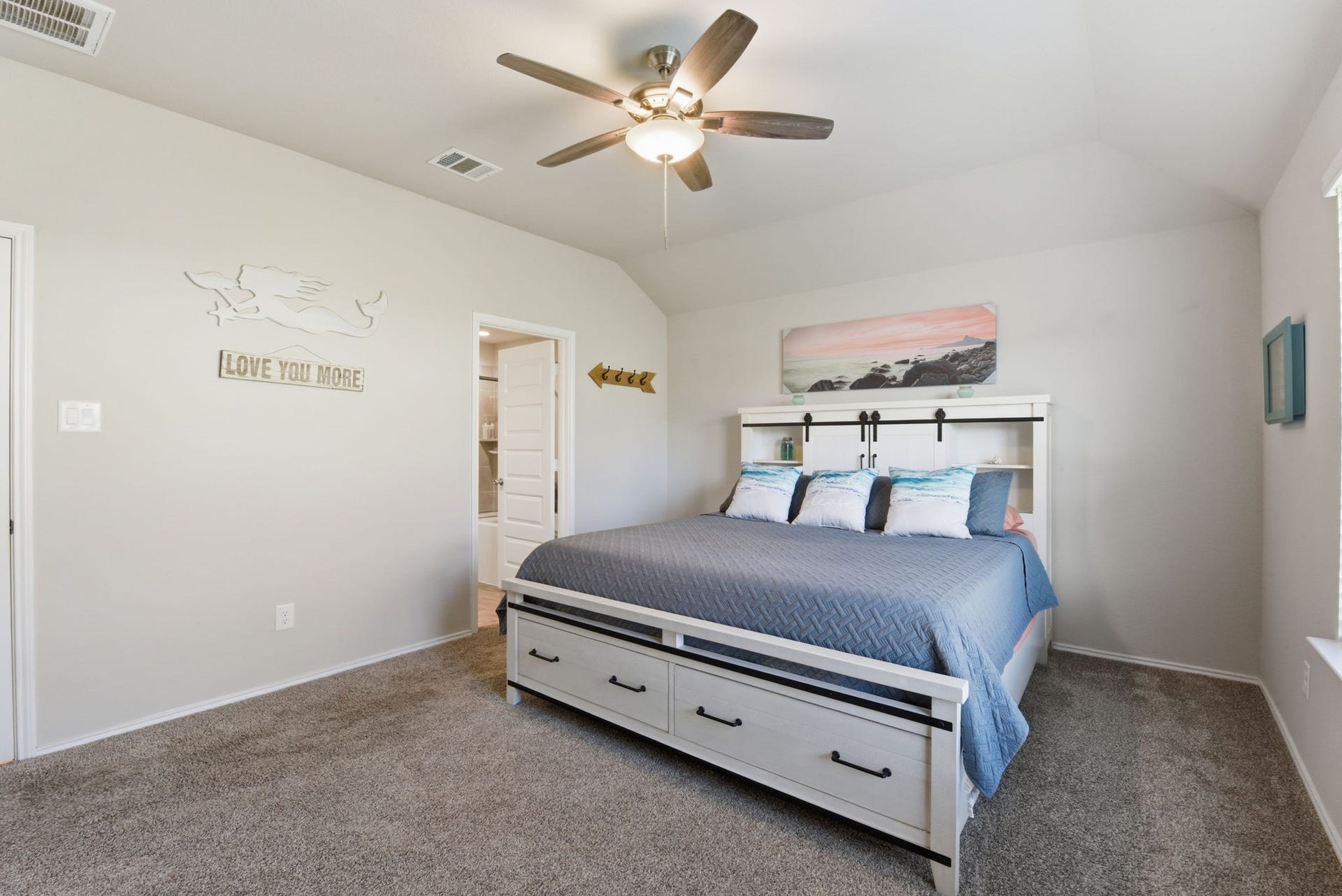 11225 34th Avenue N, Texas City, TX 77591 Neutral tones create a move-in ready and relaxing atmosphere.