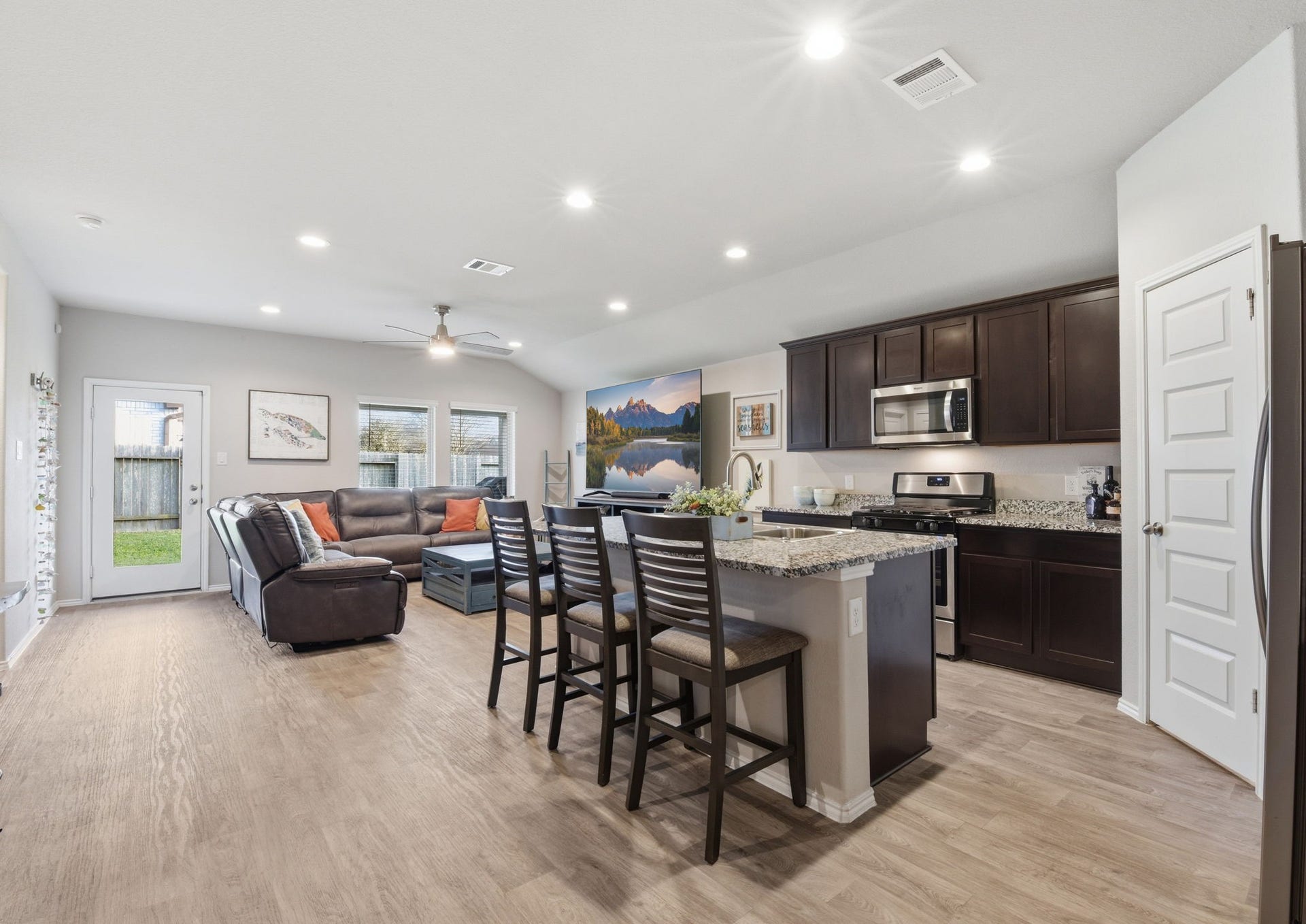 11225 34th Avenue N, Texas City, TX 77591 Spacious family room open to kitchen and dining areaideal for entertaining.