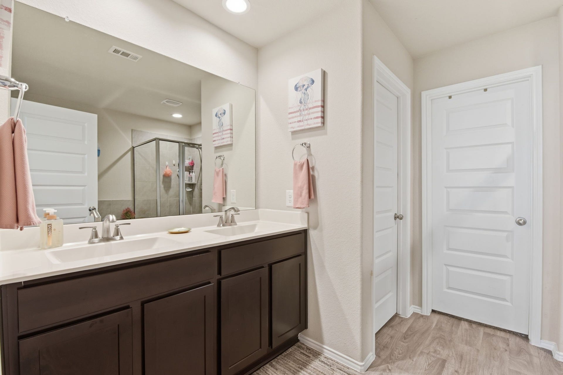 11225 34th Avenue N, Texas City, TX 77591 Luxurious primary bathroom with double sinks and large vanity.