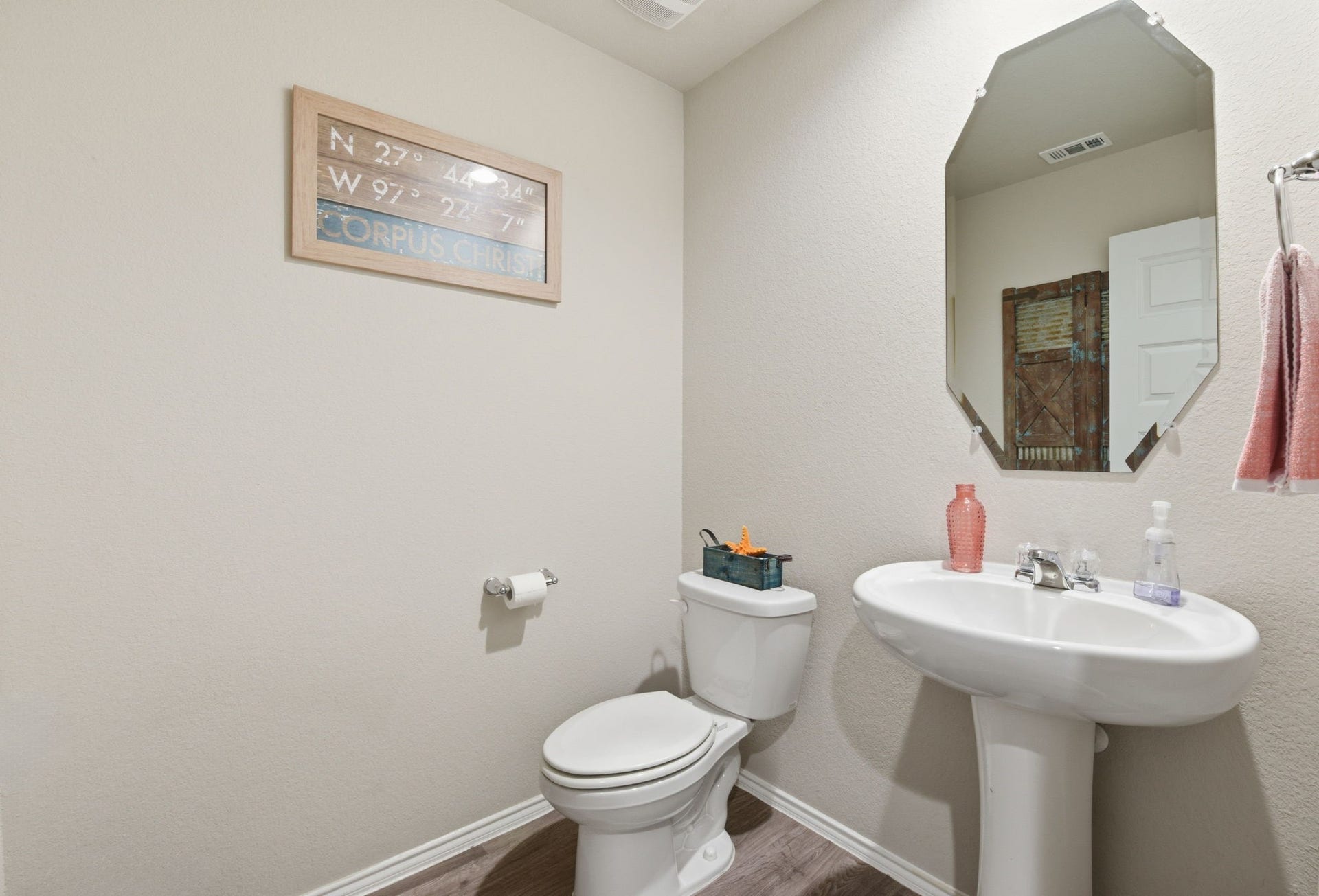 11225 34th Avenue N, Texas City, TX 77591 Highly sought after half bath in this beautiful move-in ready home.
