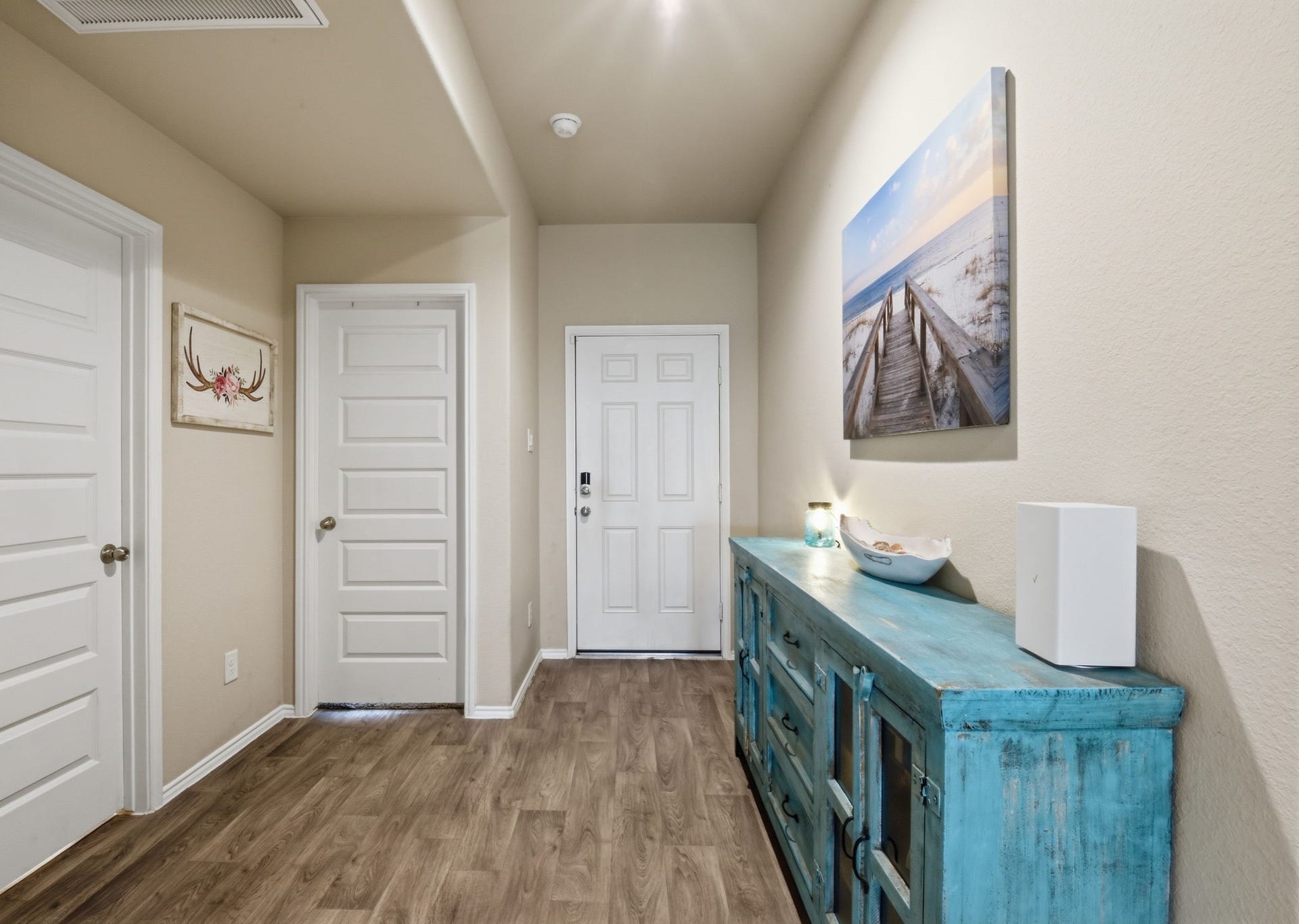 11225 34th Avenue N, Texas City, TX 77591 Bright foyer with modern finishes throughout.