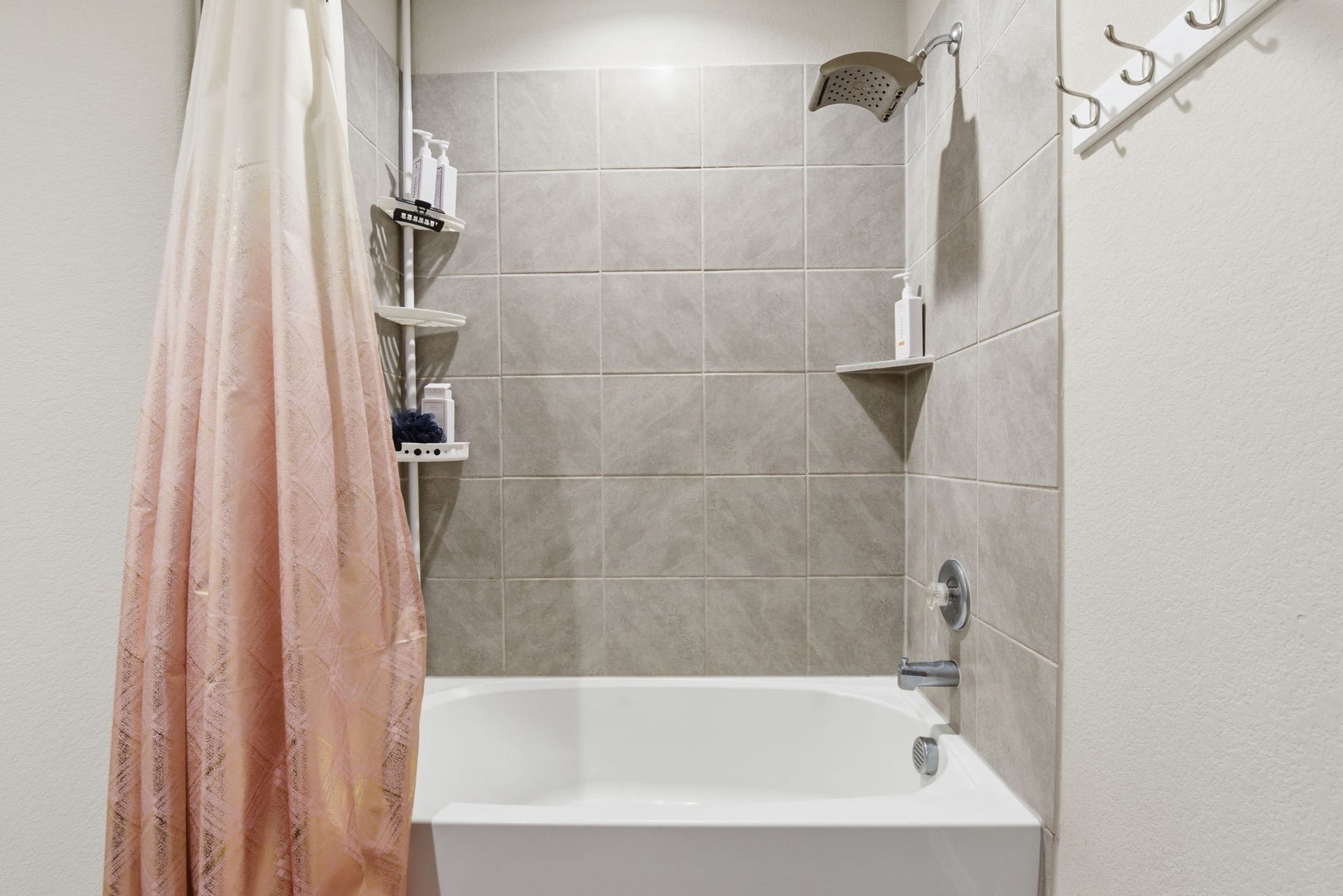 11225 34th Avenue N, Texas City, TX 77591 Convenient full bathroom easily accessible from secondary bedrooms.
