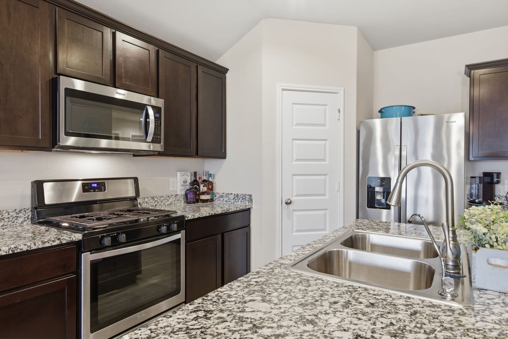11225 34th Avenue N, Texas City, TX 77591 Stylish soft-close cabinets and walk-in pantry for added storage.