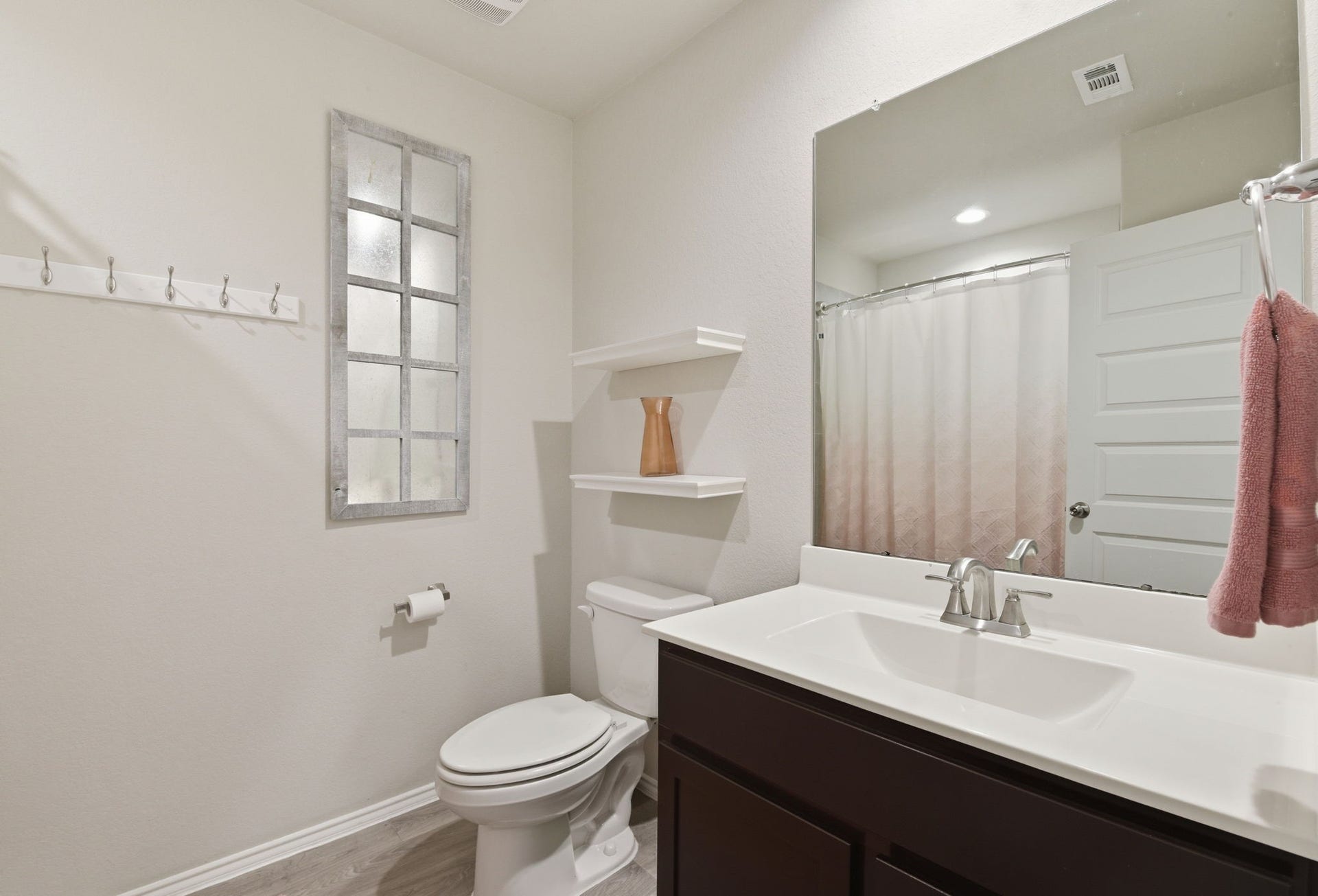 11225 34th Avenue N, Texas City, TX 77591 Clean and bright secondary bathroom with modern fixtures.