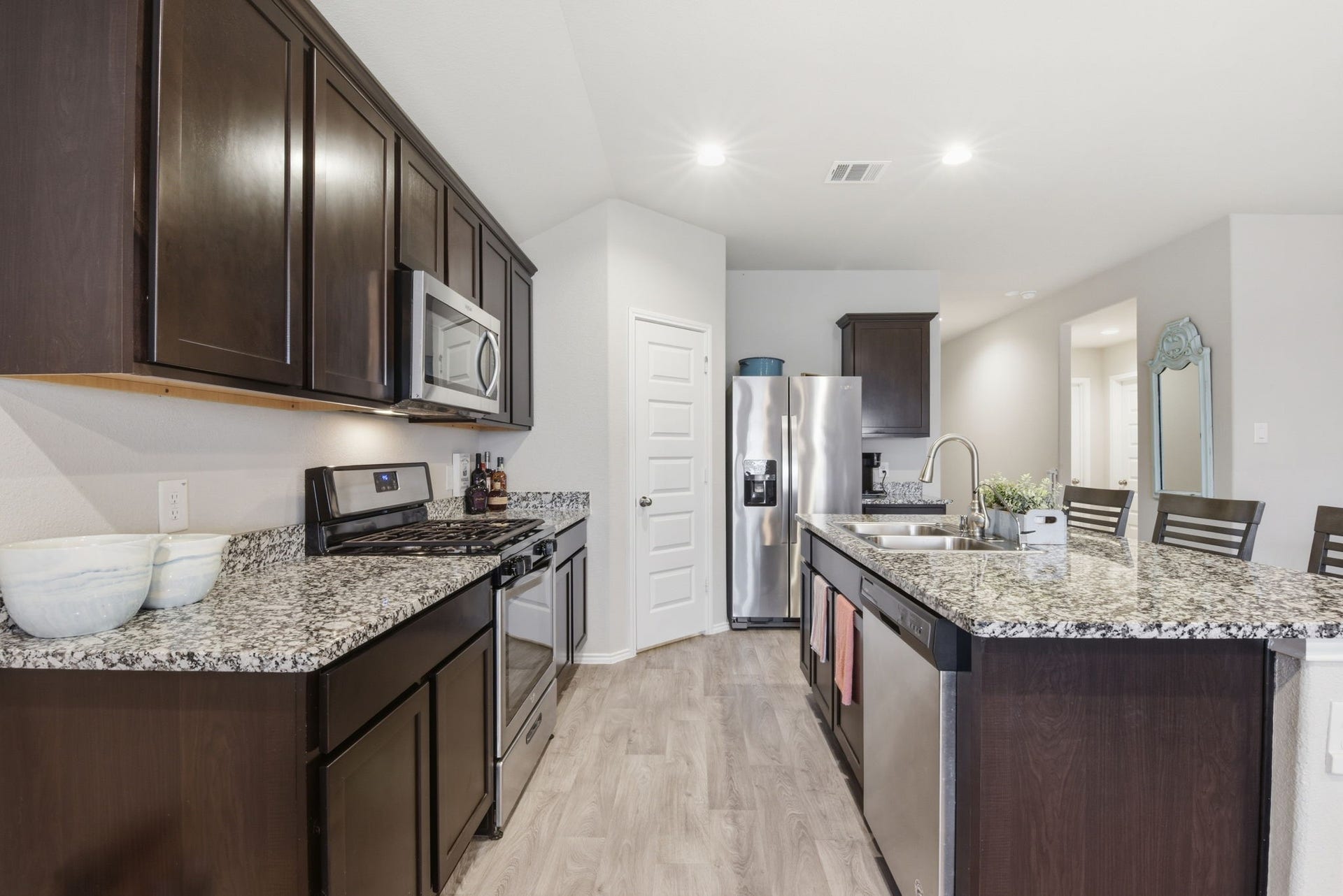 11225 34th Avenue N, Texas City, TX 77591 Beautiful kitchen layout ideal for entertaining and everyday living.