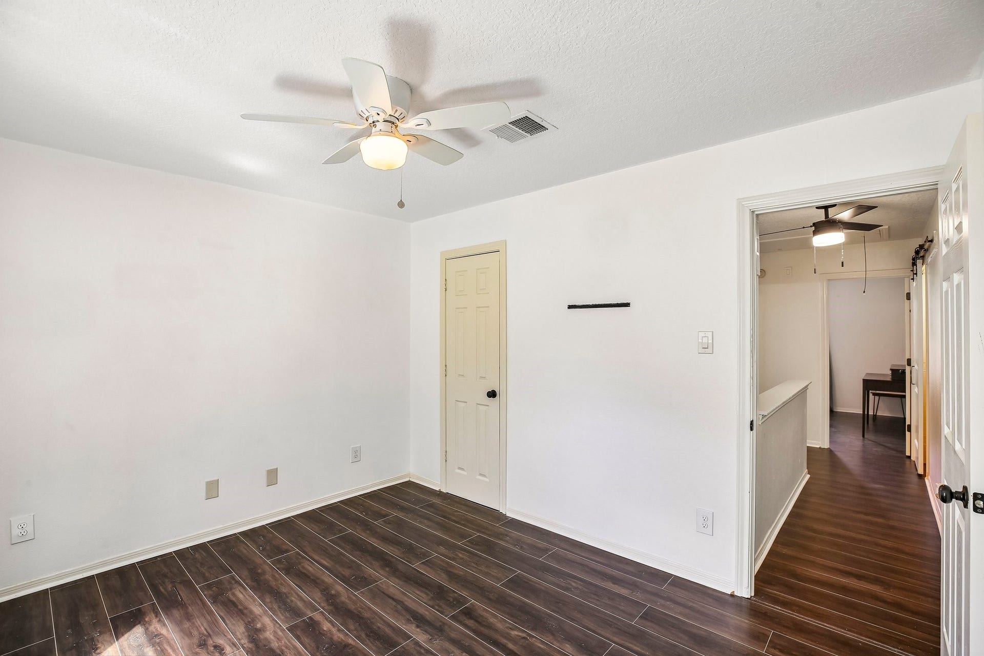5501 Pecos Street, Dickinson, TX 77539 Upstairs bedrooms are on opposite ends fof the hallway for added privacy.