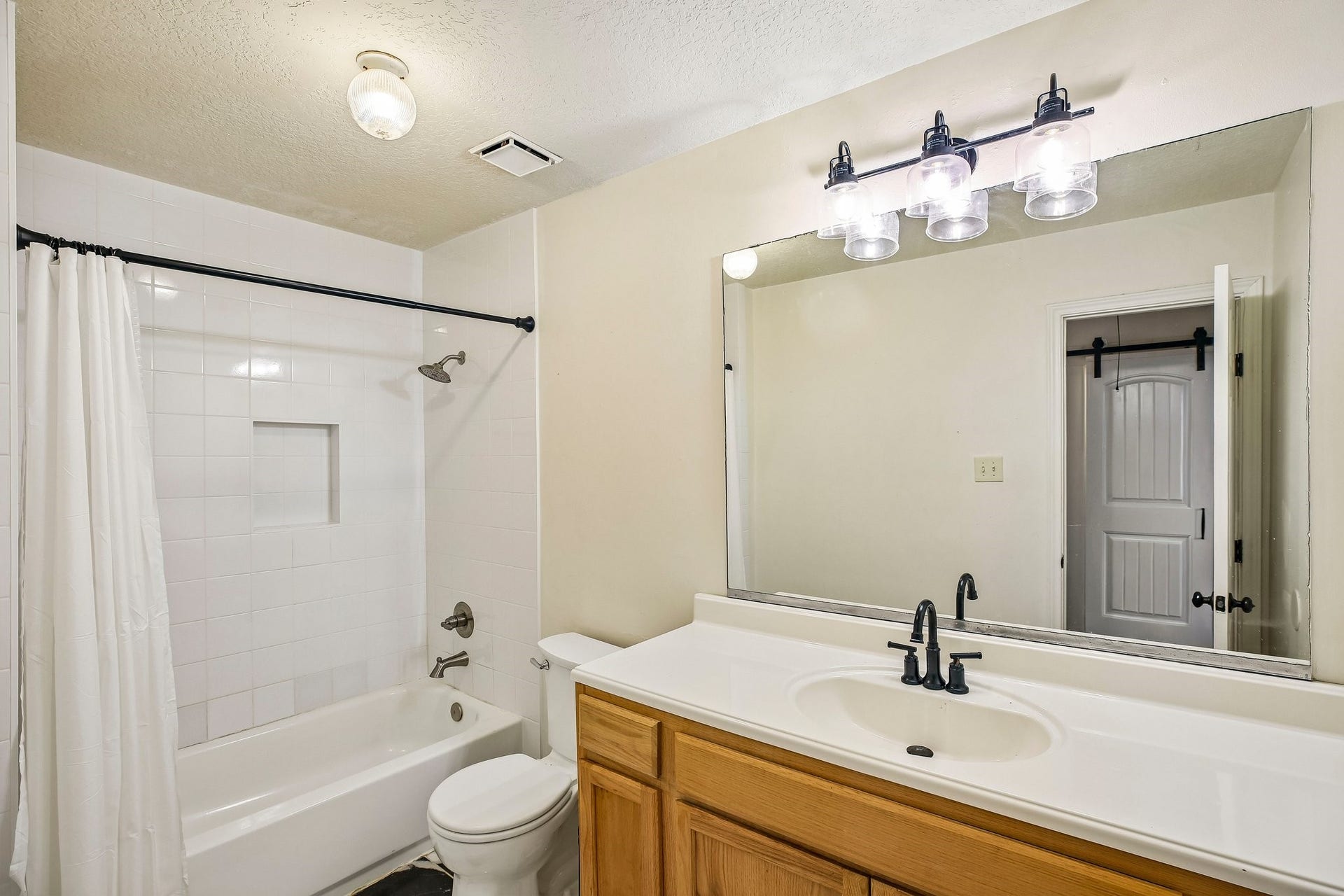 5501 Pecos Street, Dickinson, TX 77539 Full bathroom upstairs