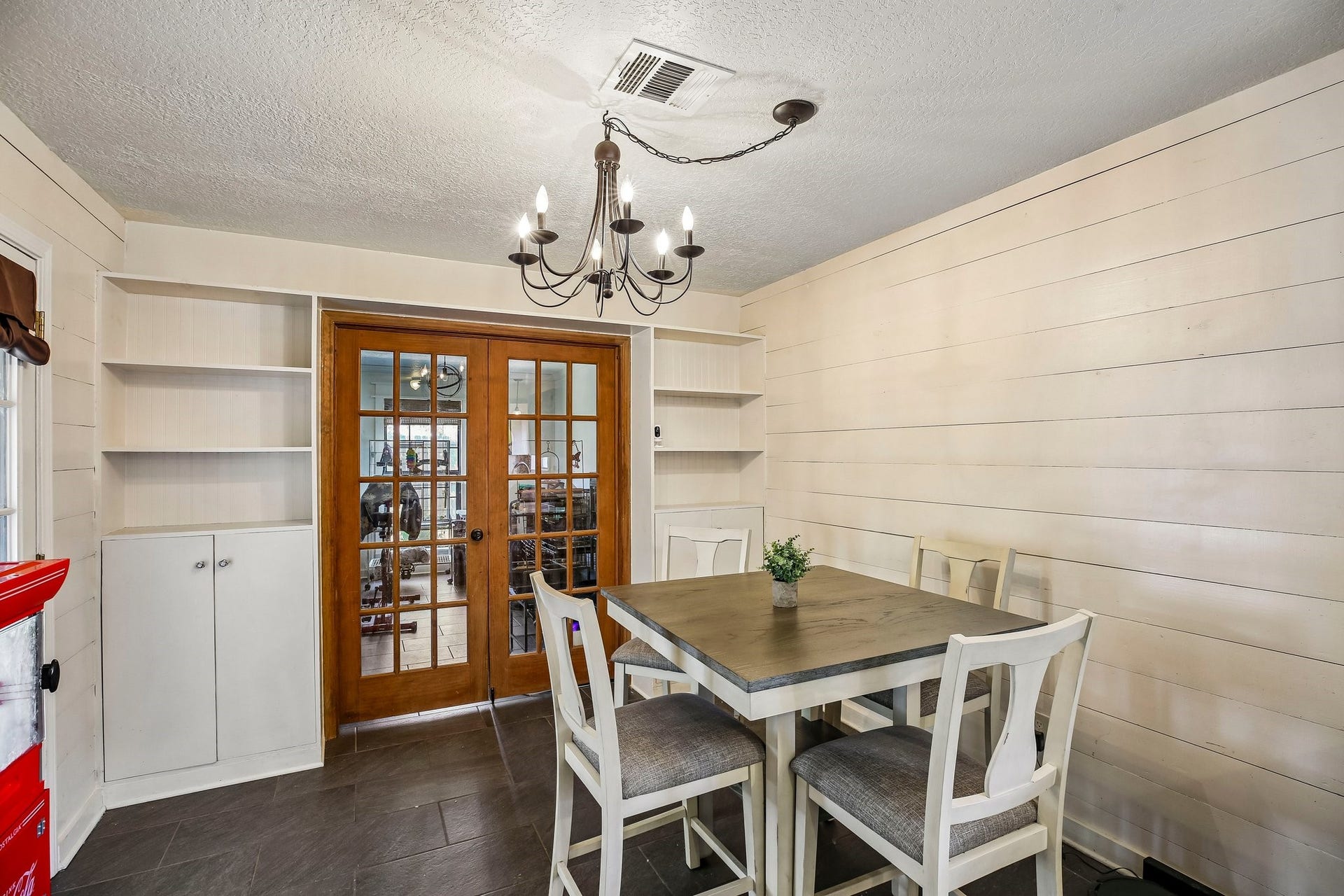 5501 Pecos Street, Dickinson, TX 77539 Cozy breakfast nook with built in storage.