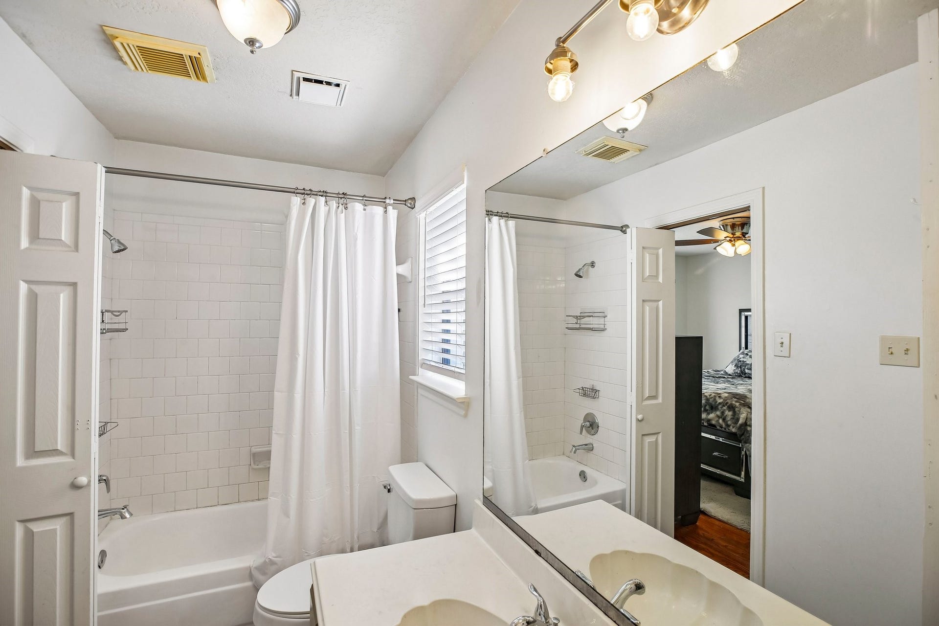 5501 Pecos Street, Dickinson, TX 77539 Tub/shower combo