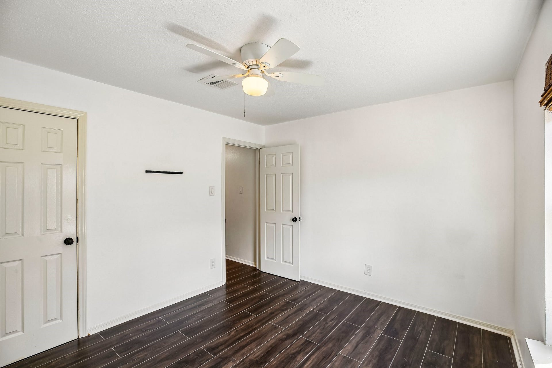 5501 Pecos Street, Dickinson, TX 77539 Luxury vinyl plank