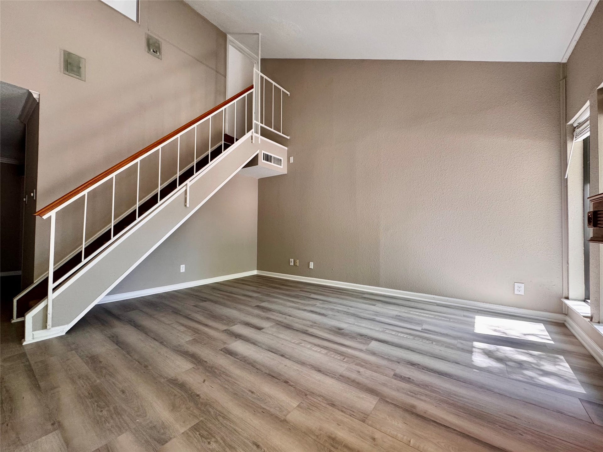 10811 Richmond Avenue, #54, Houston, TX 77042 beautiful main living area