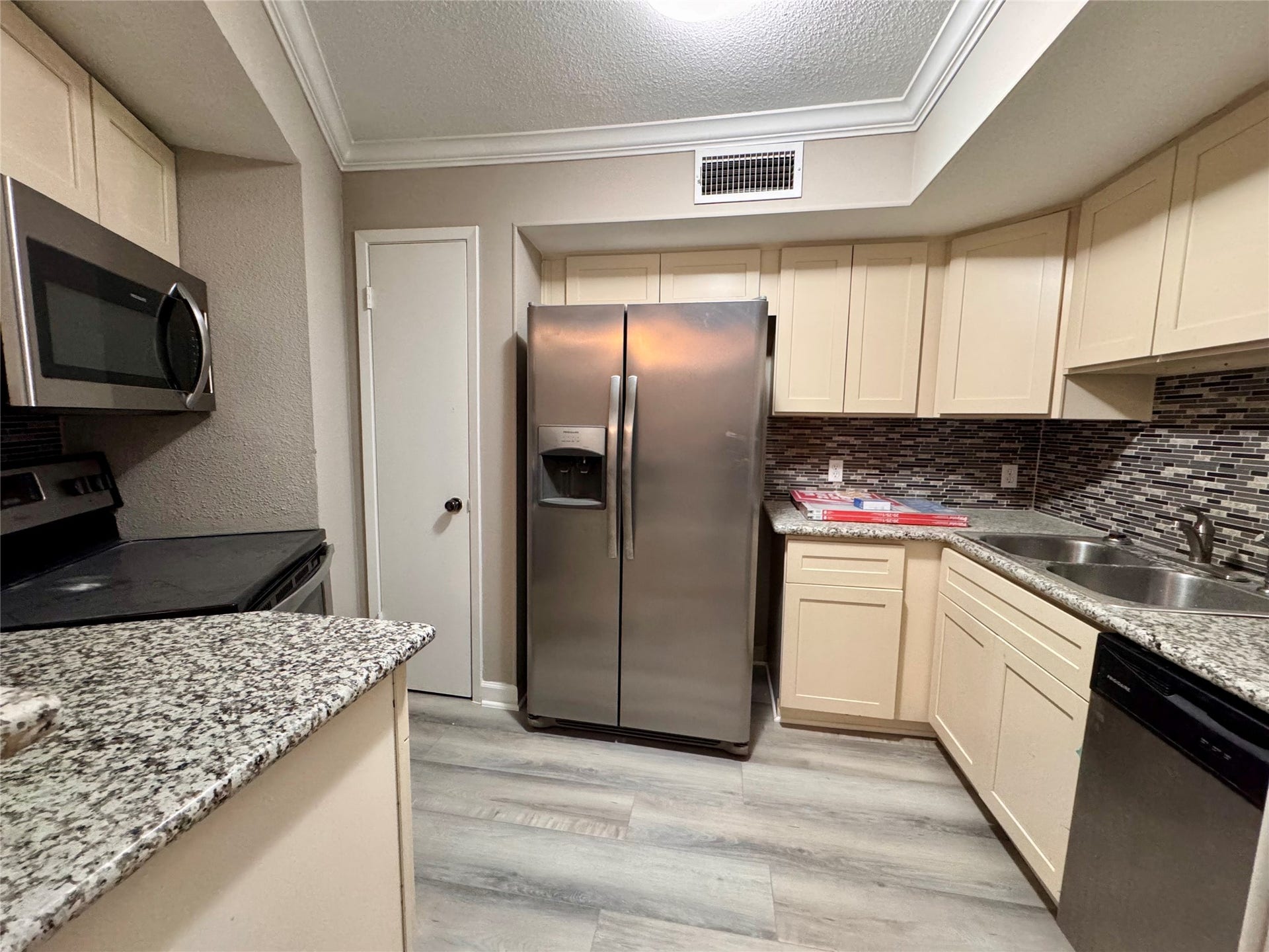 10811 Richmond Avenue, #54, Houston, TX 77042 functional and fully equipped kitchen