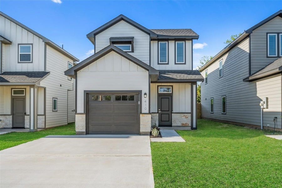 Property photo for 410 W Marlin Street, Willis, TX