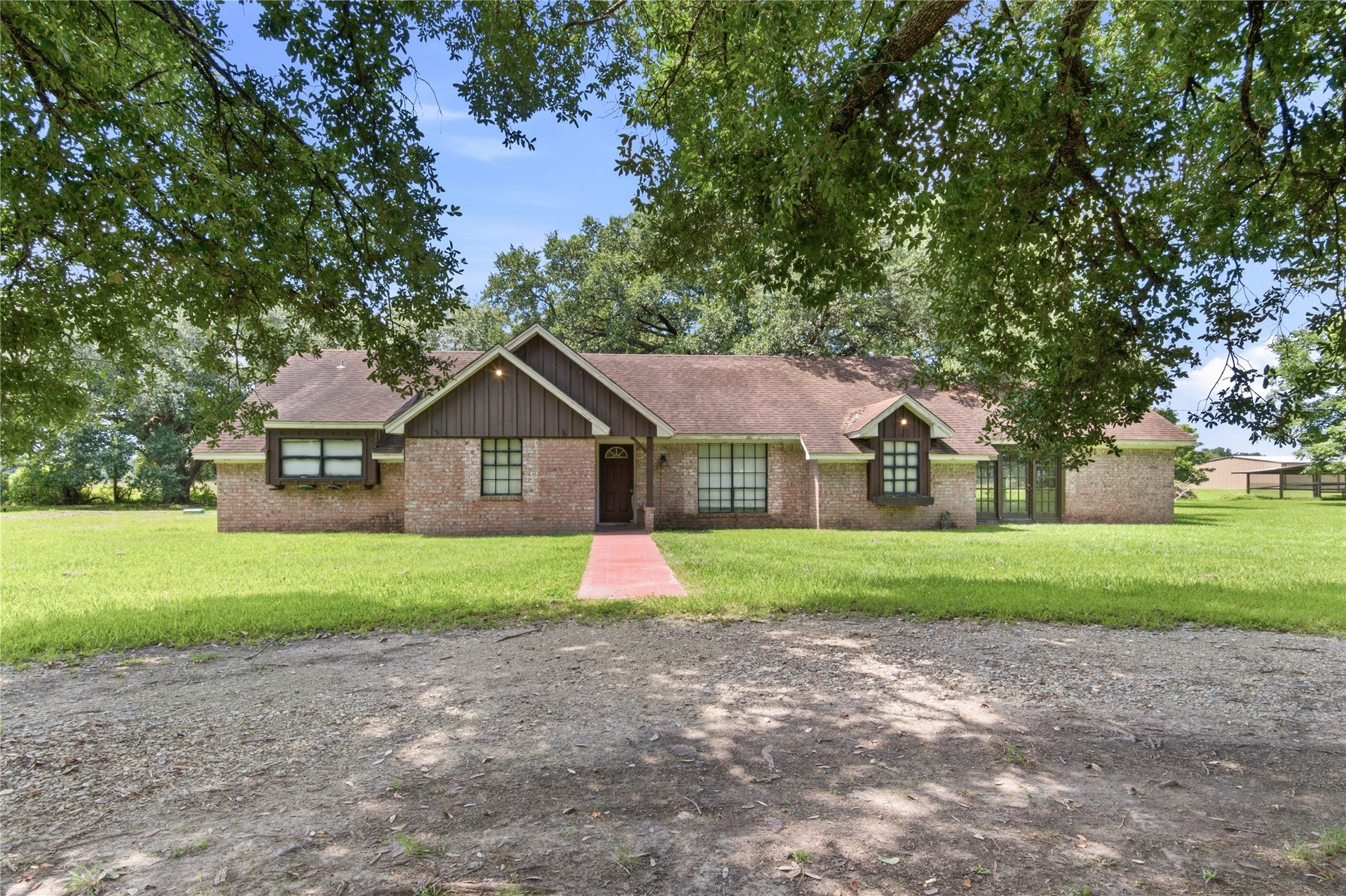 40 Taylor Lane, Dayton, TX 77535 Welcome home!