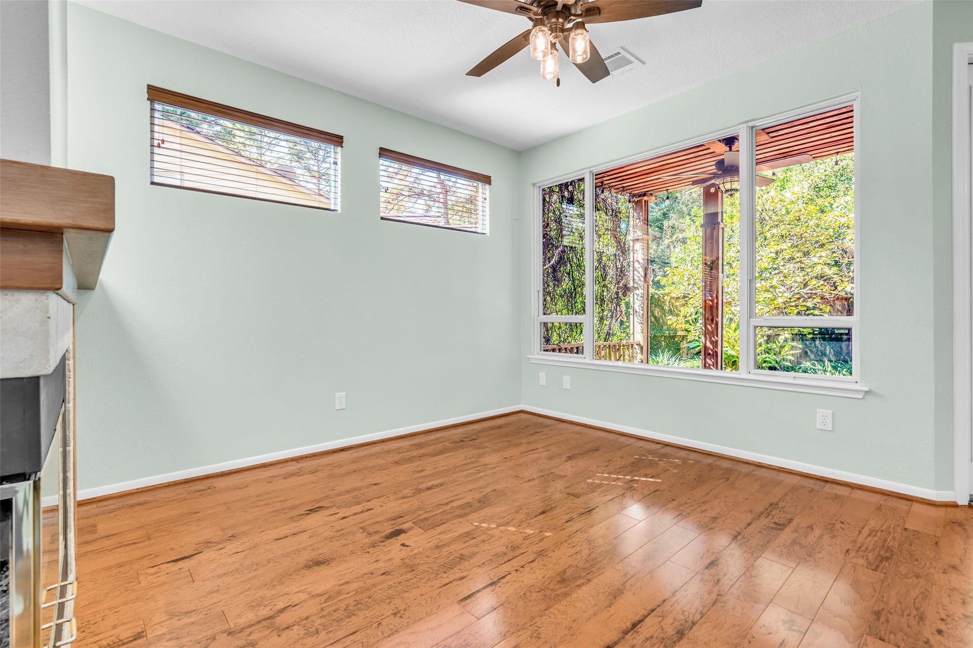 75 E Lakeridge Drive, The Woodlands, TX 77381