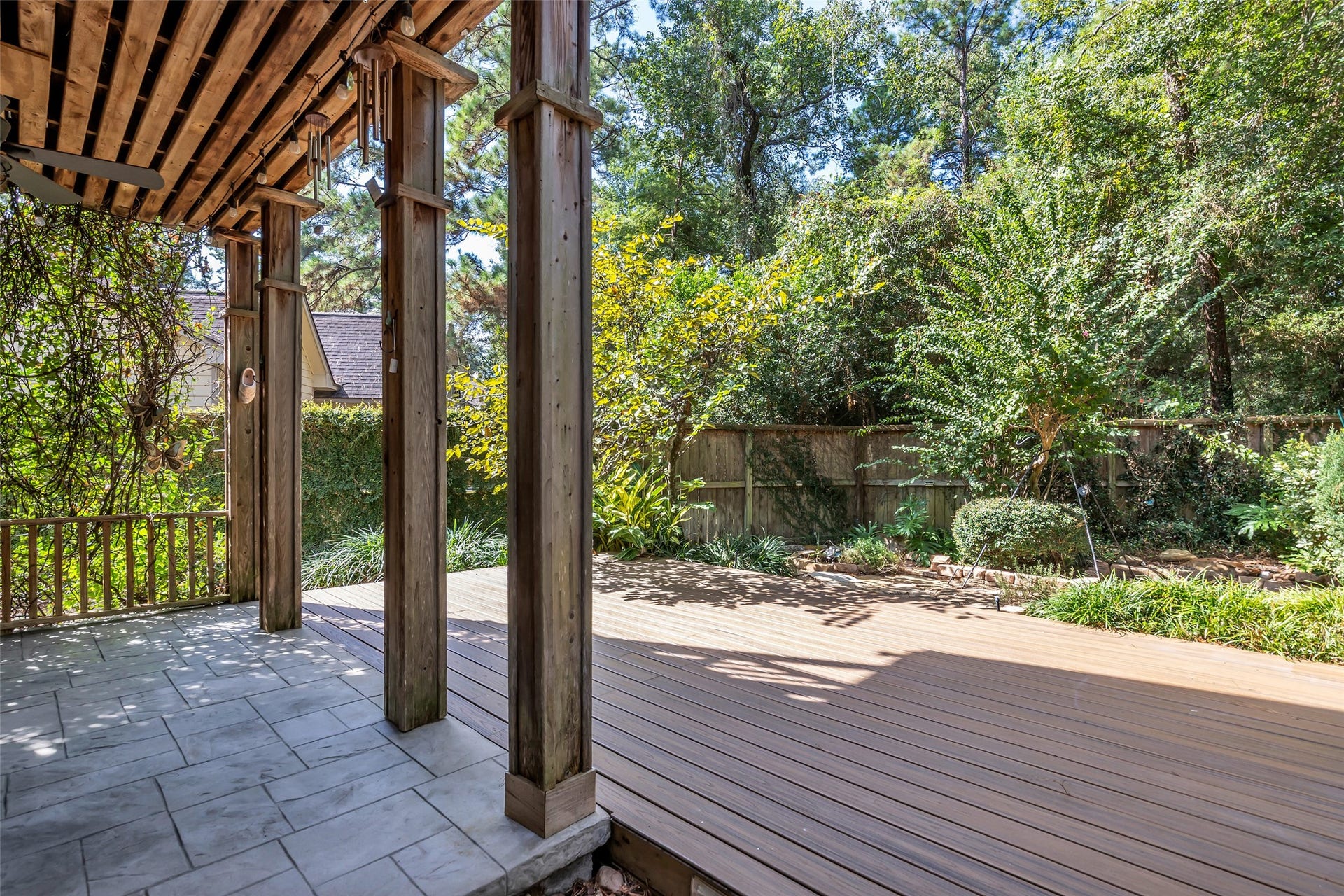 75 E Lakeridge Drive, The Woodlands, TX 77381
