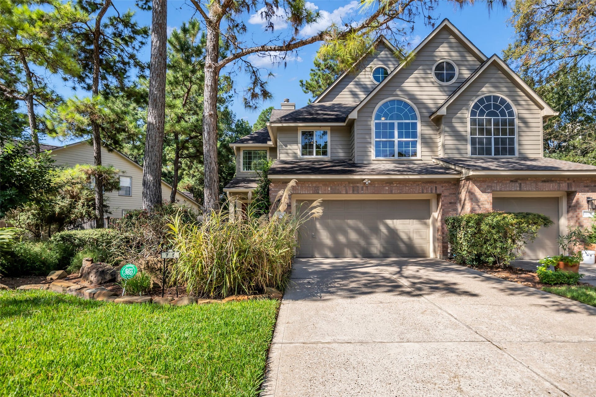 75 E Lakeridge Drive, The Woodlands, TX 77381