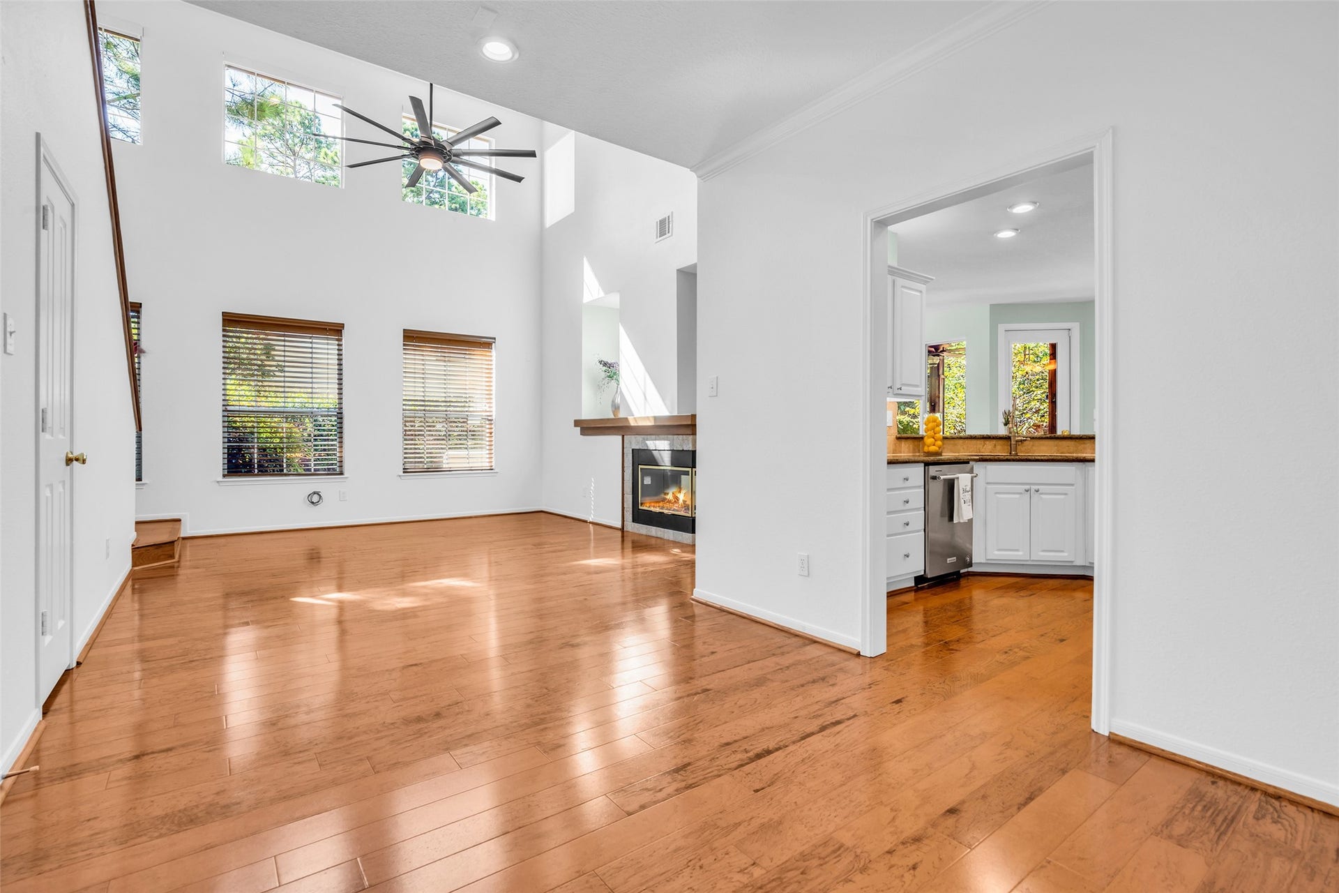 75 E Lakeridge Drive, The Woodlands, TX 77381