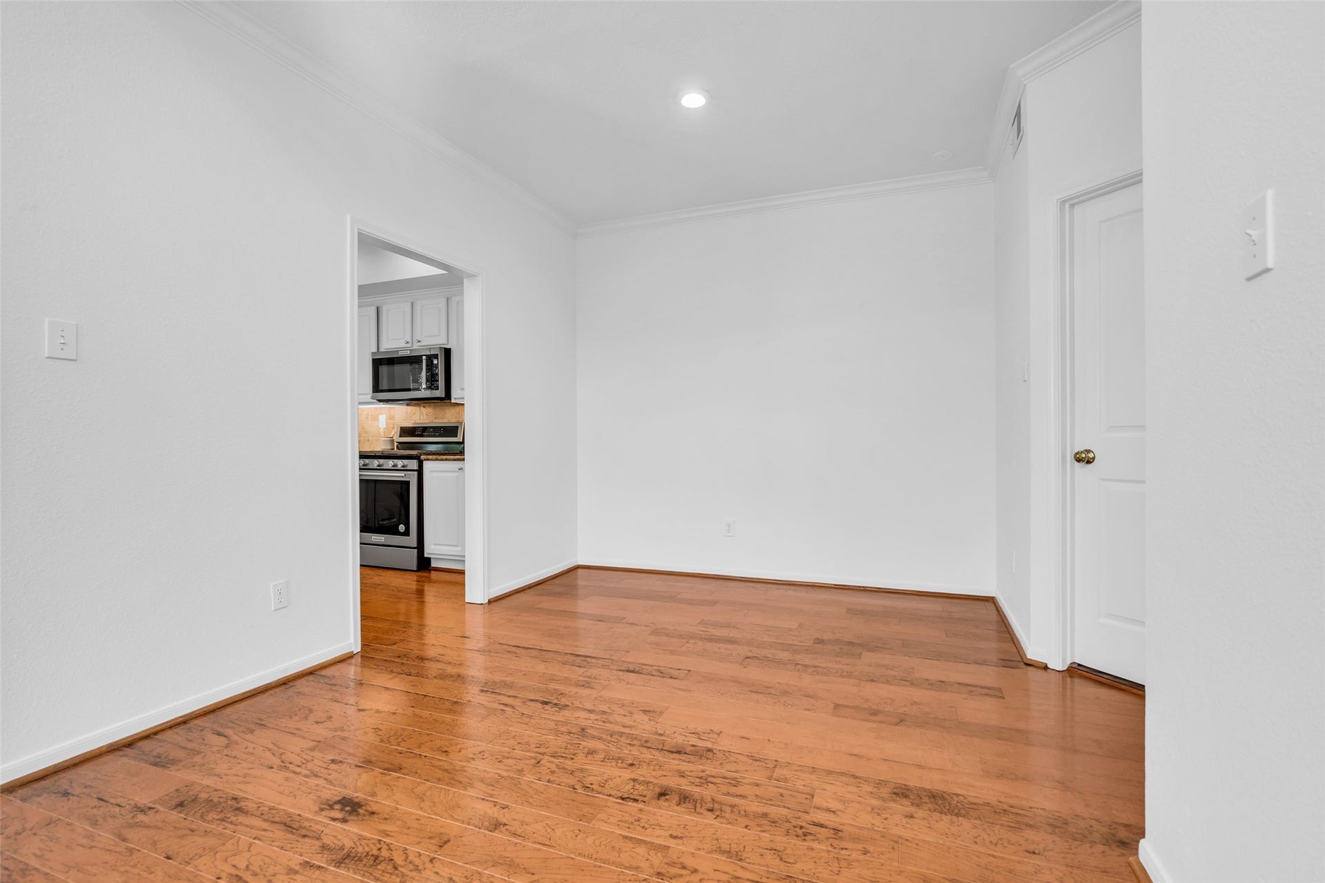 75 E Lakeridge Drive, The Woodlands, TX 77381