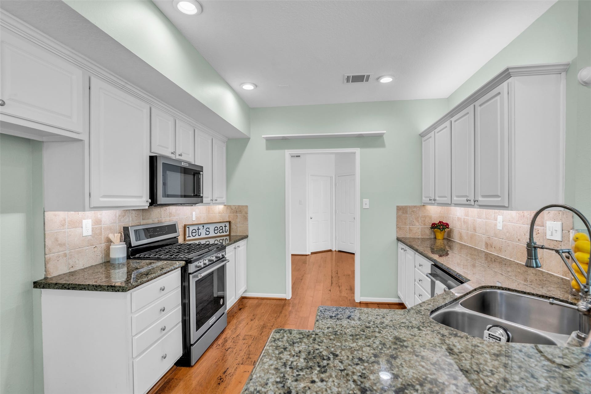 75 E Lakeridge Drive, The Woodlands, TX 77381