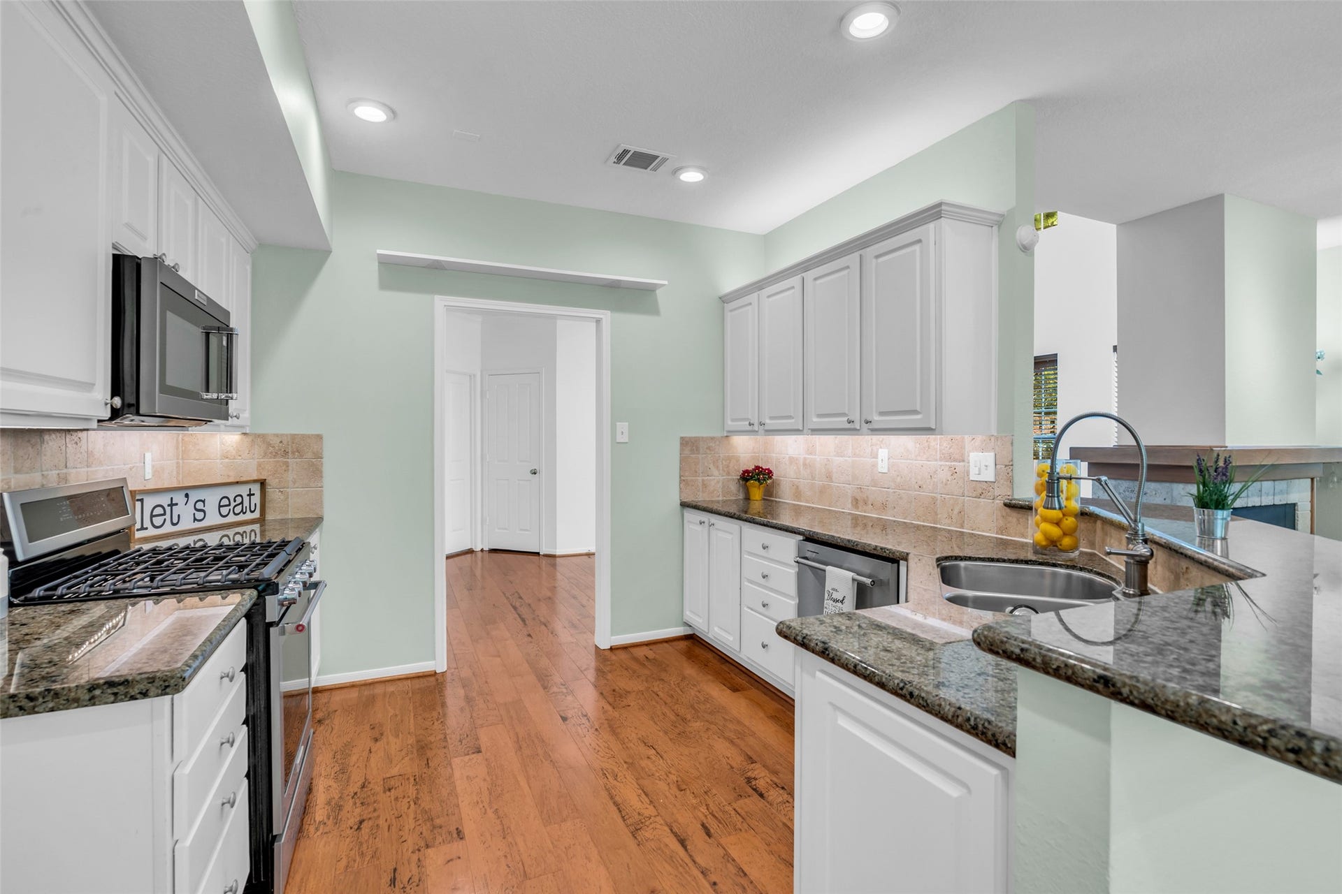 75 E Lakeridge Drive, The Woodlands, TX 77381