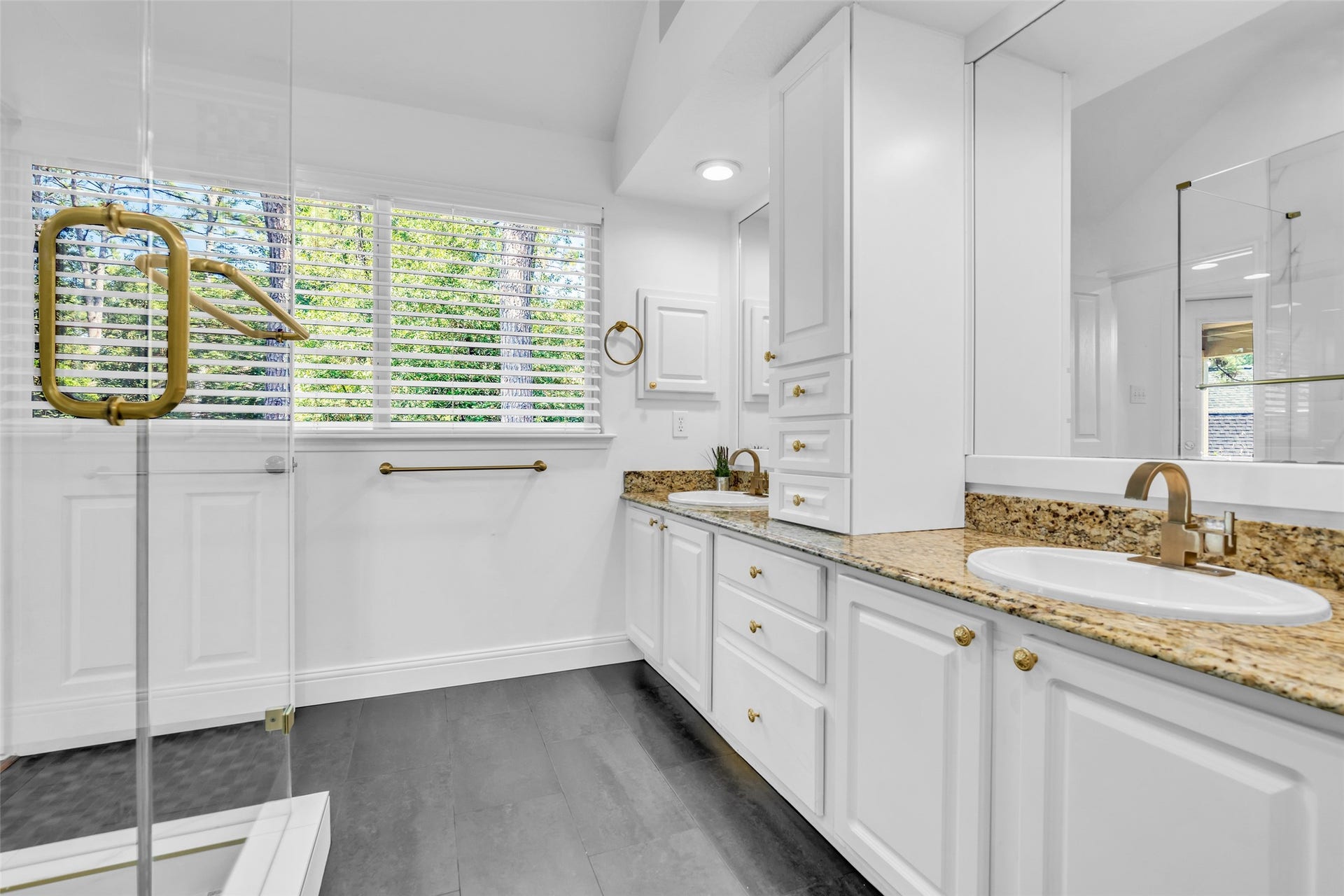 75 E Lakeridge Drive, The Woodlands, TX 77381