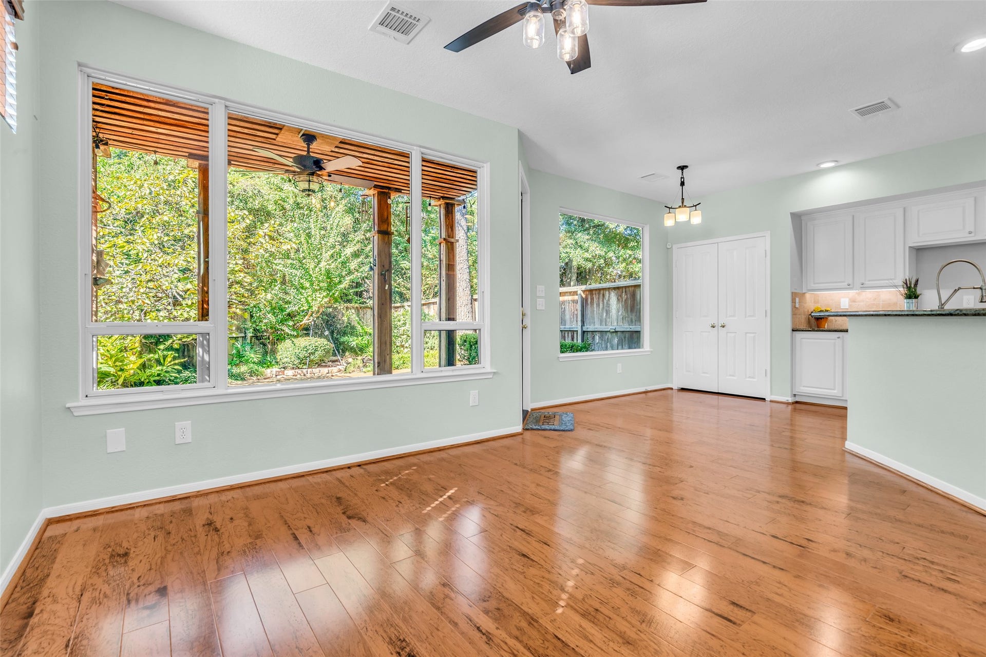 75 E Lakeridge Drive, The Woodlands, TX 77381