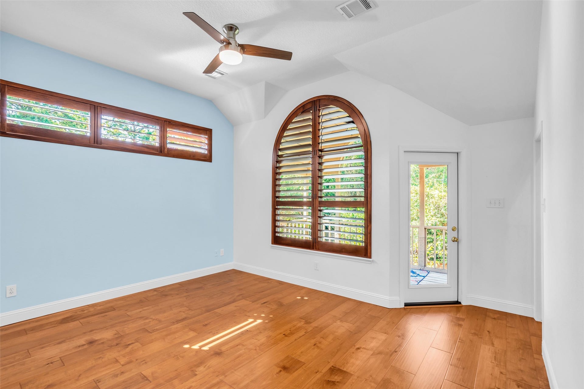 75 E Lakeridge Drive, The Woodlands, TX 77381