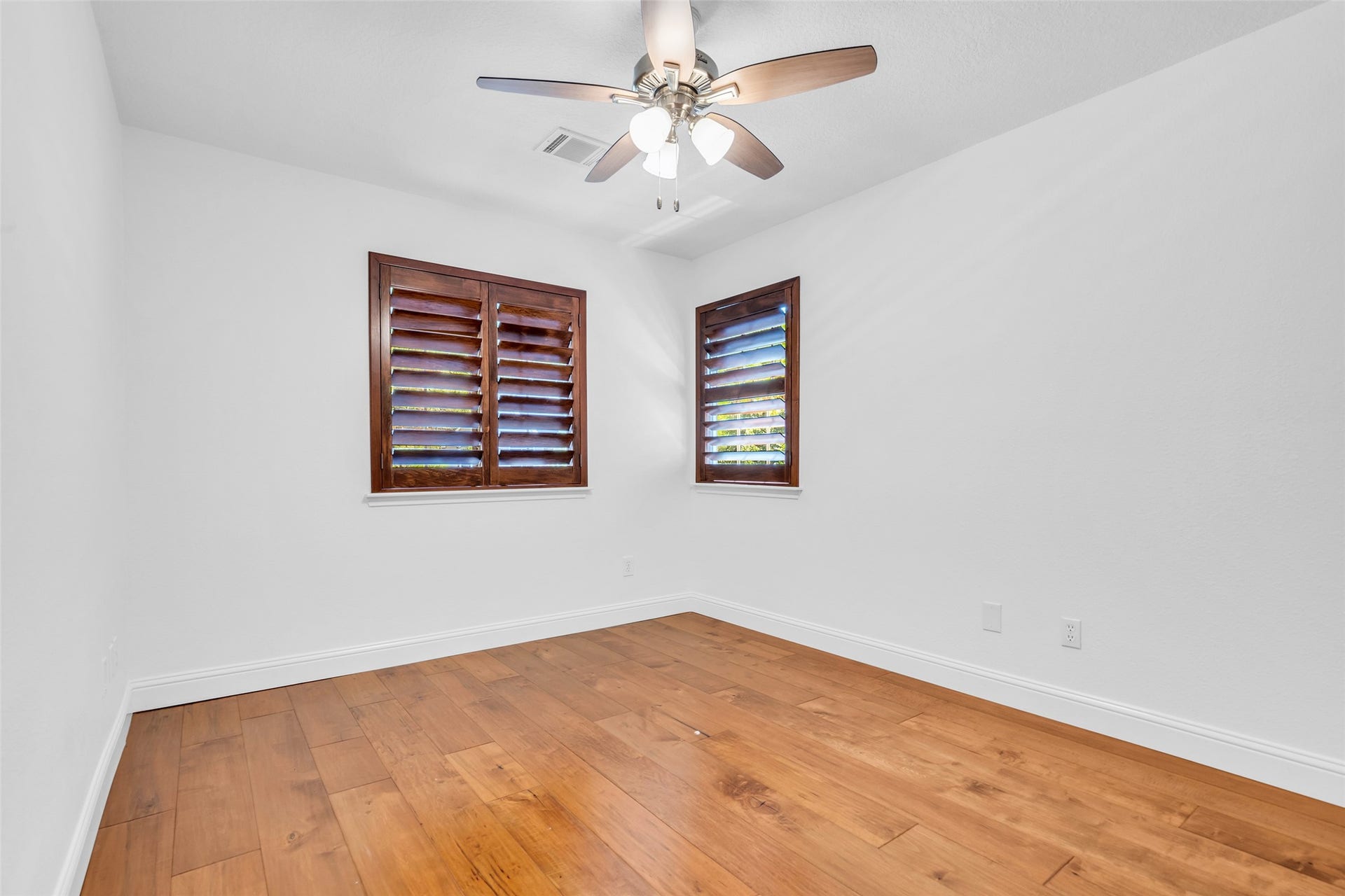 75 E Lakeridge Drive, The Woodlands, TX 77381