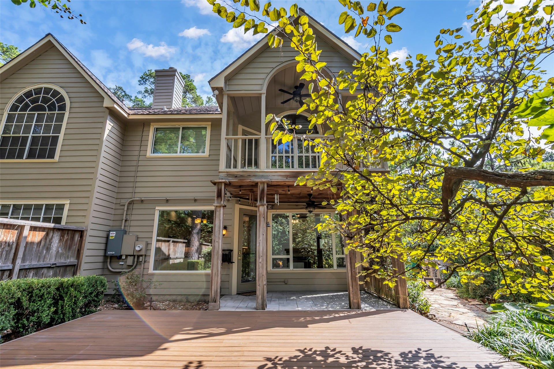 75 E Lakeridge Drive, The Woodlands, TX 77381