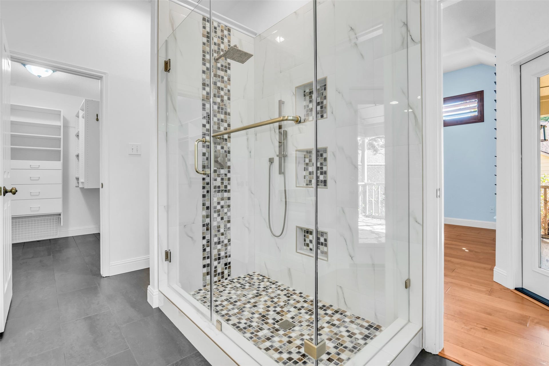 75 E Lakeridge Drive, The Woodlands, TX 77381
