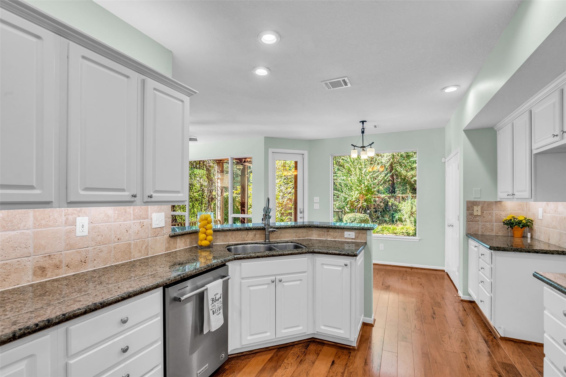 75 E Lakeridge Drive, The Woodlands, TX 77381