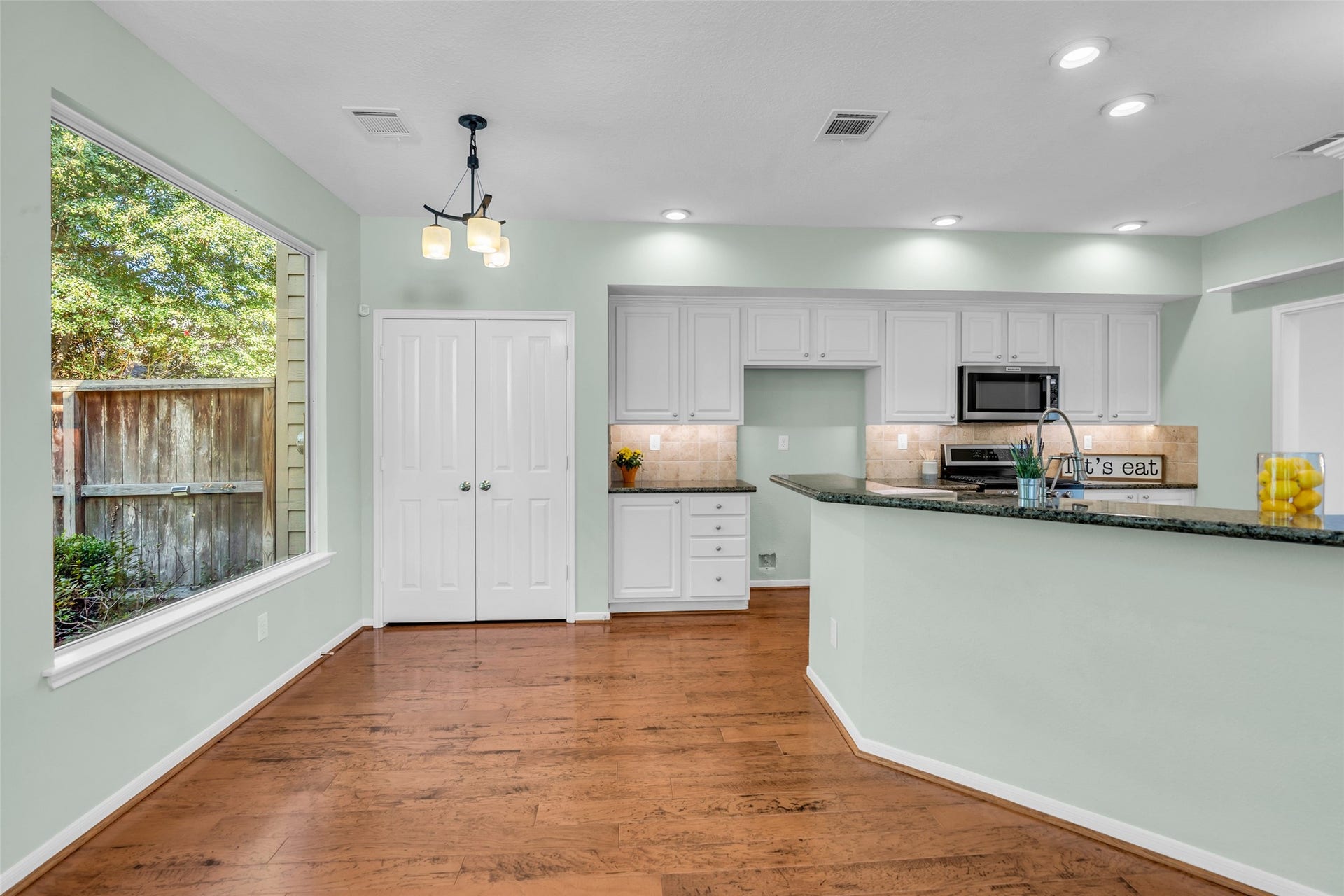 75 E Lakeridge Drive, The Woodlands, TX 77381