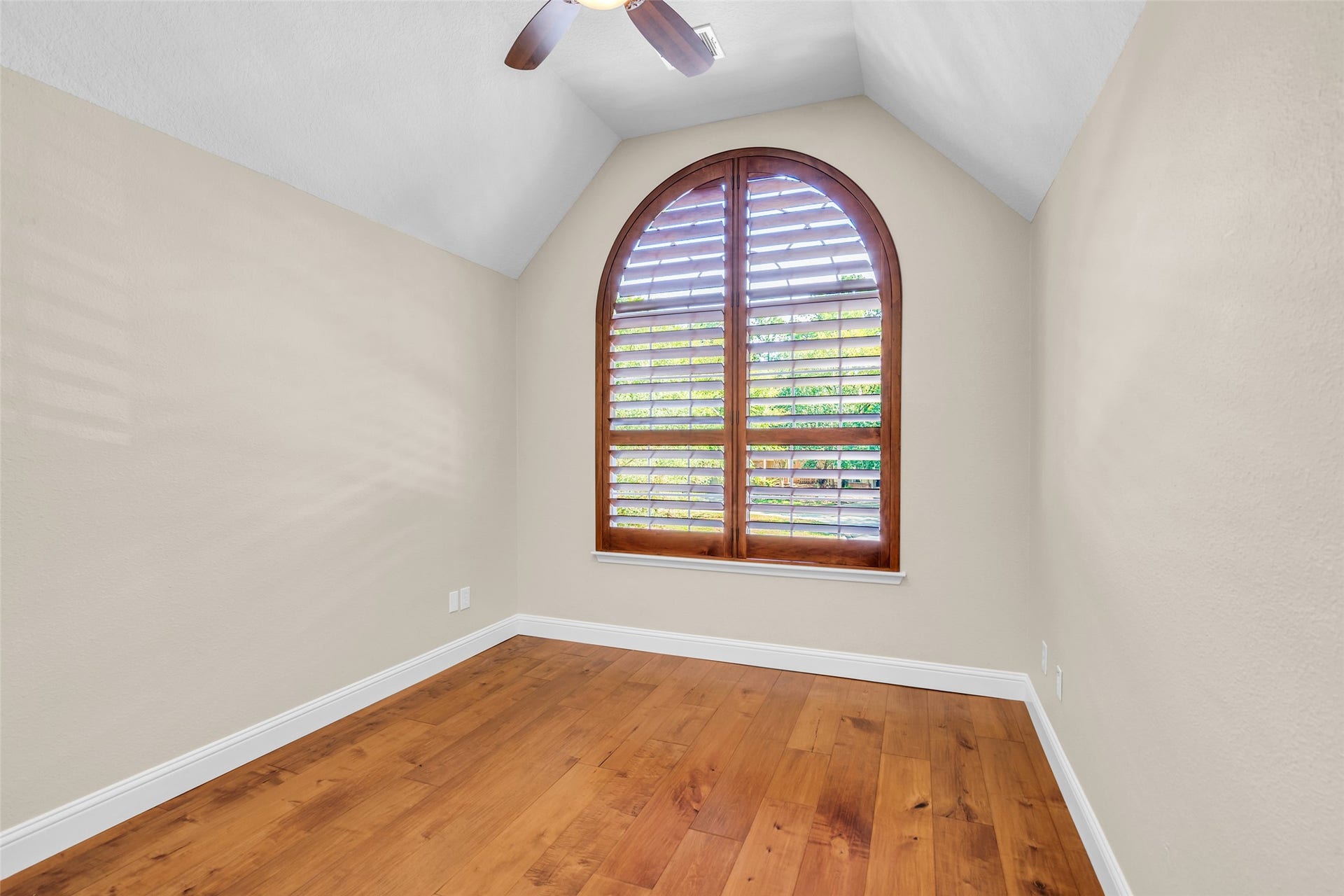 75 E Lakeridge Drive, The Woodlands, TX 77381