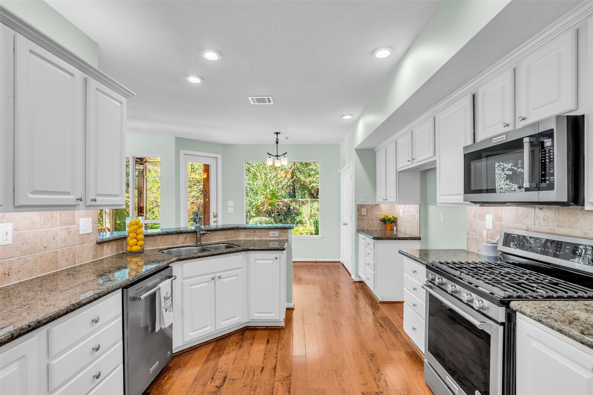 75 E Lakeridge Drive, The Woodlands, TX 77381