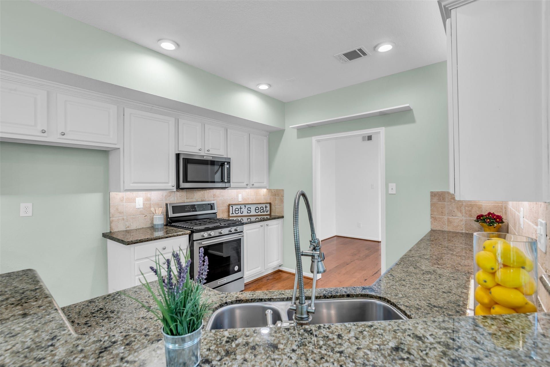 75 E Lakeridge Drive, The Woodlands, TX 77381