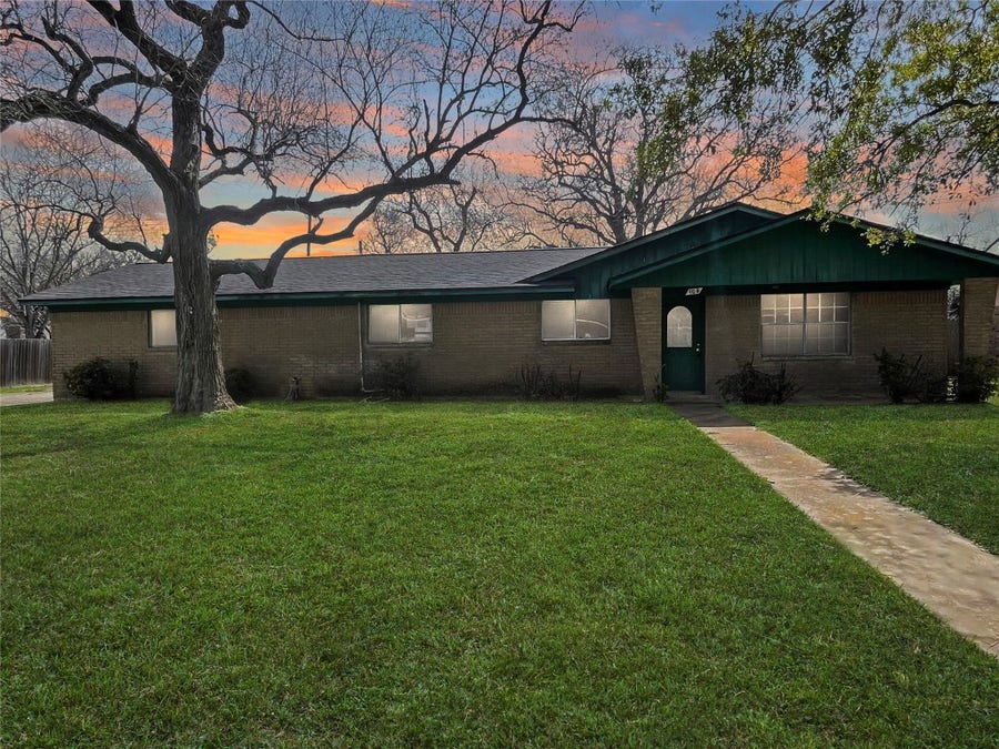 Property photo for 109 Poppy Street, Lake Jackson, TX